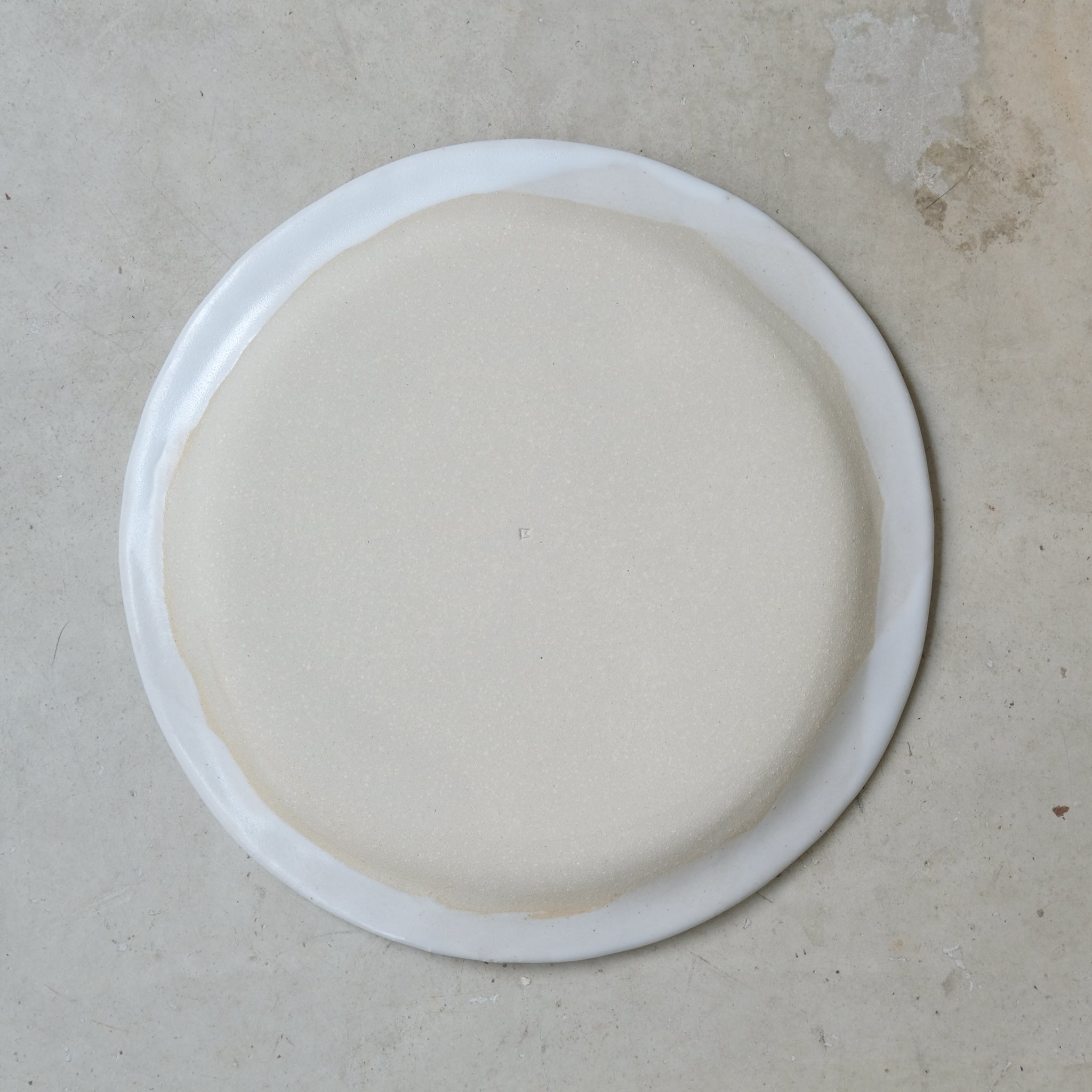 Assiette en grès blanc D24 de Lola Moreau chez Brutal Ceramics