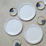 Assiette en grès blanc D24 de Lola Moreau chez Brutal Ceramics