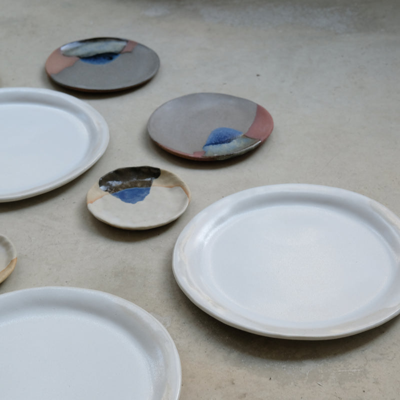 Assiette en grès blanc D24 de Lola Moreau chez Brutal Ceramics
