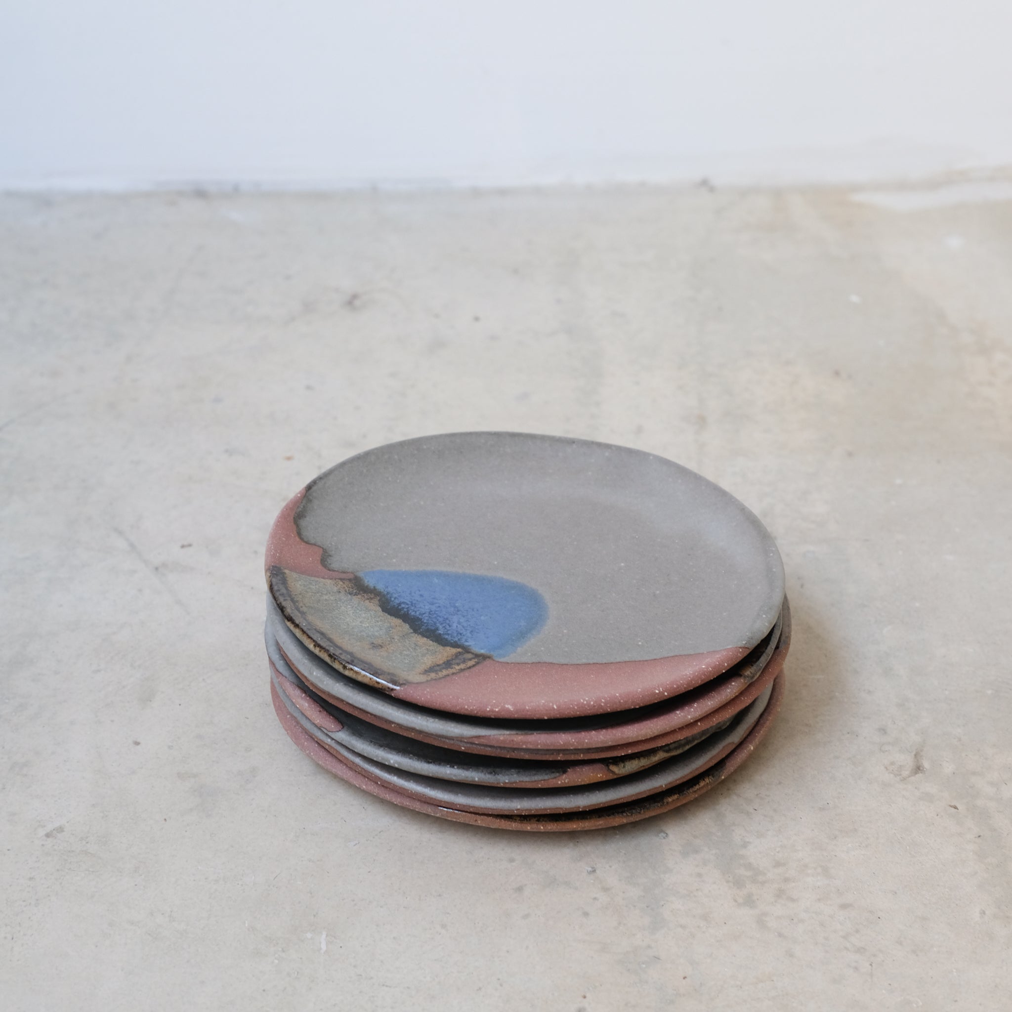 Assiette en grès roux D15 tricolore de Lola Moreau chez Brutal Ceramics