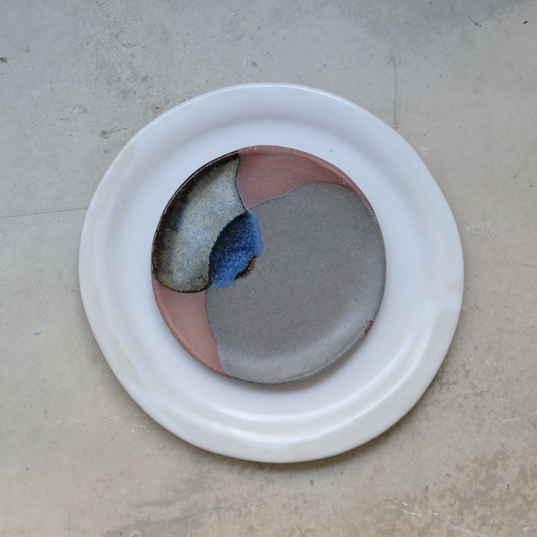 Assiette en grès roux D15 tricolore de Lola Moreau chez Brutal 