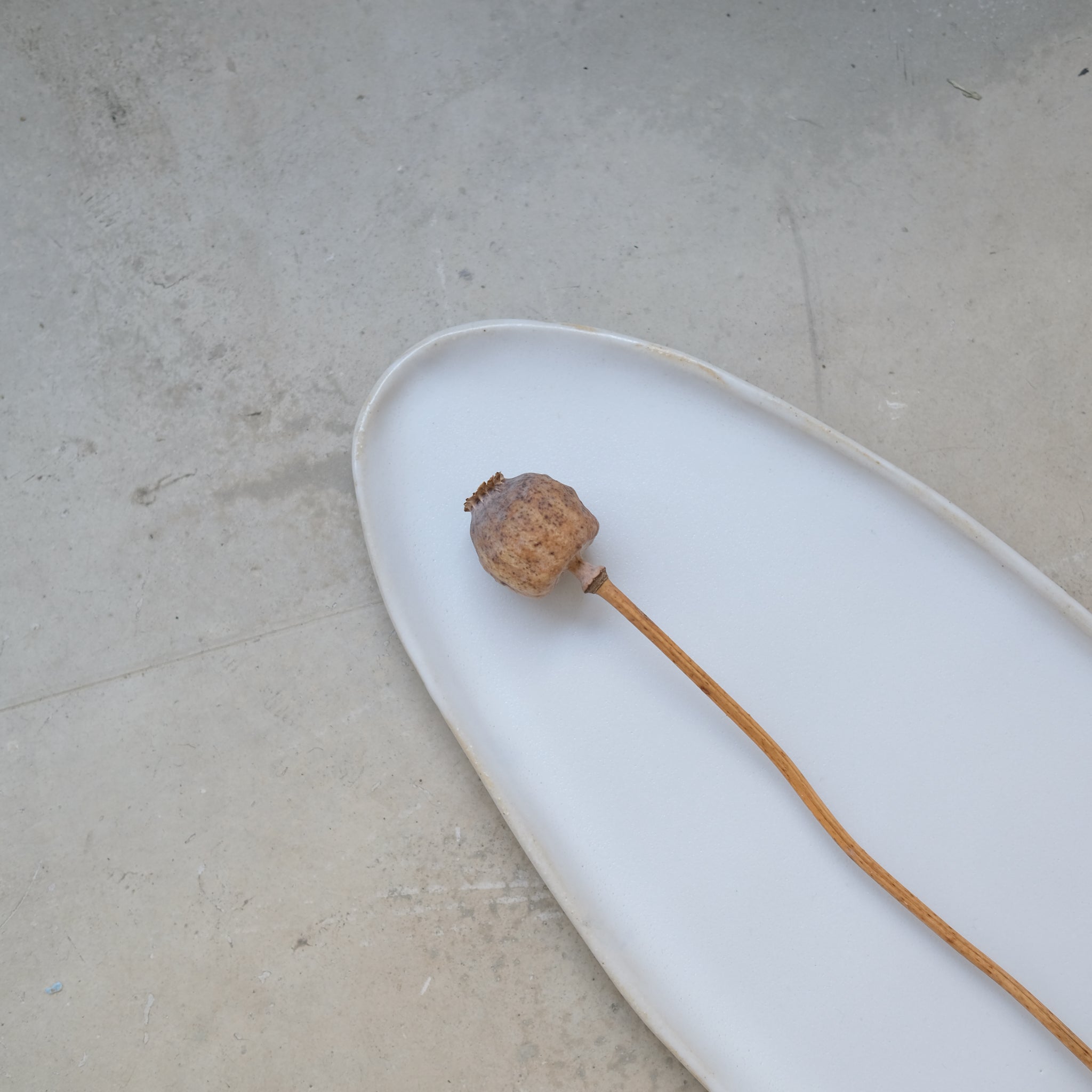 Plateau allongé en grès L 45cm- blanc satiné de Lola Moreau chez Brutal Ceramics