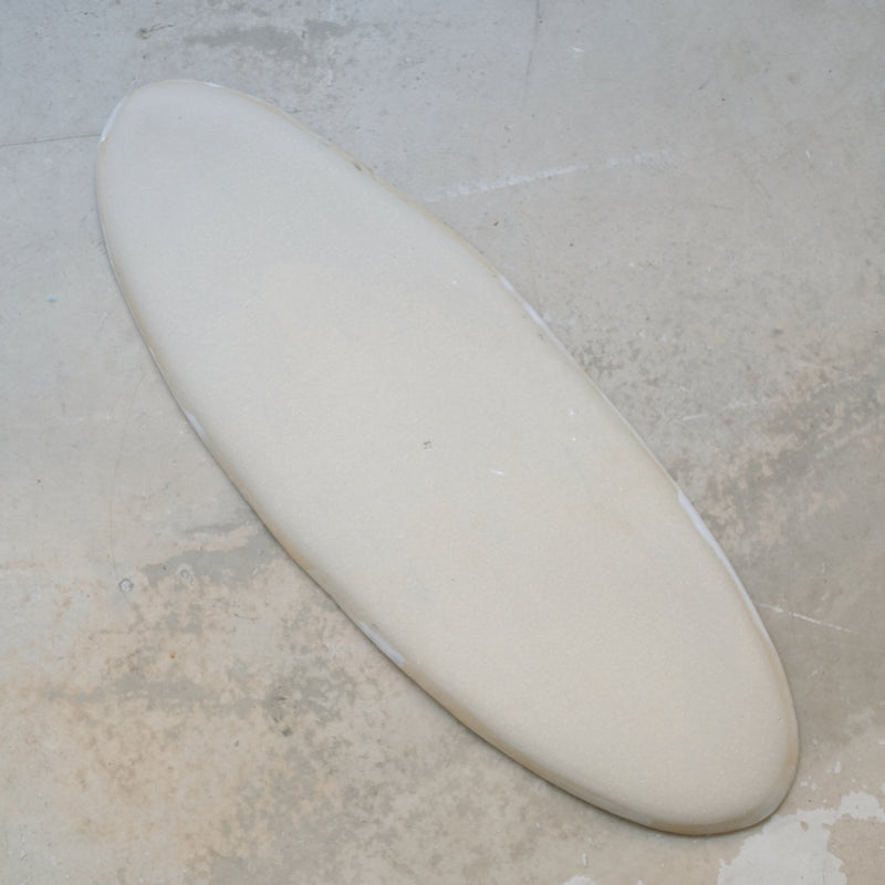 Plateau allongé en grès L 45cm- blanc satiné de Lola Moreau chez Brutal Ceramics