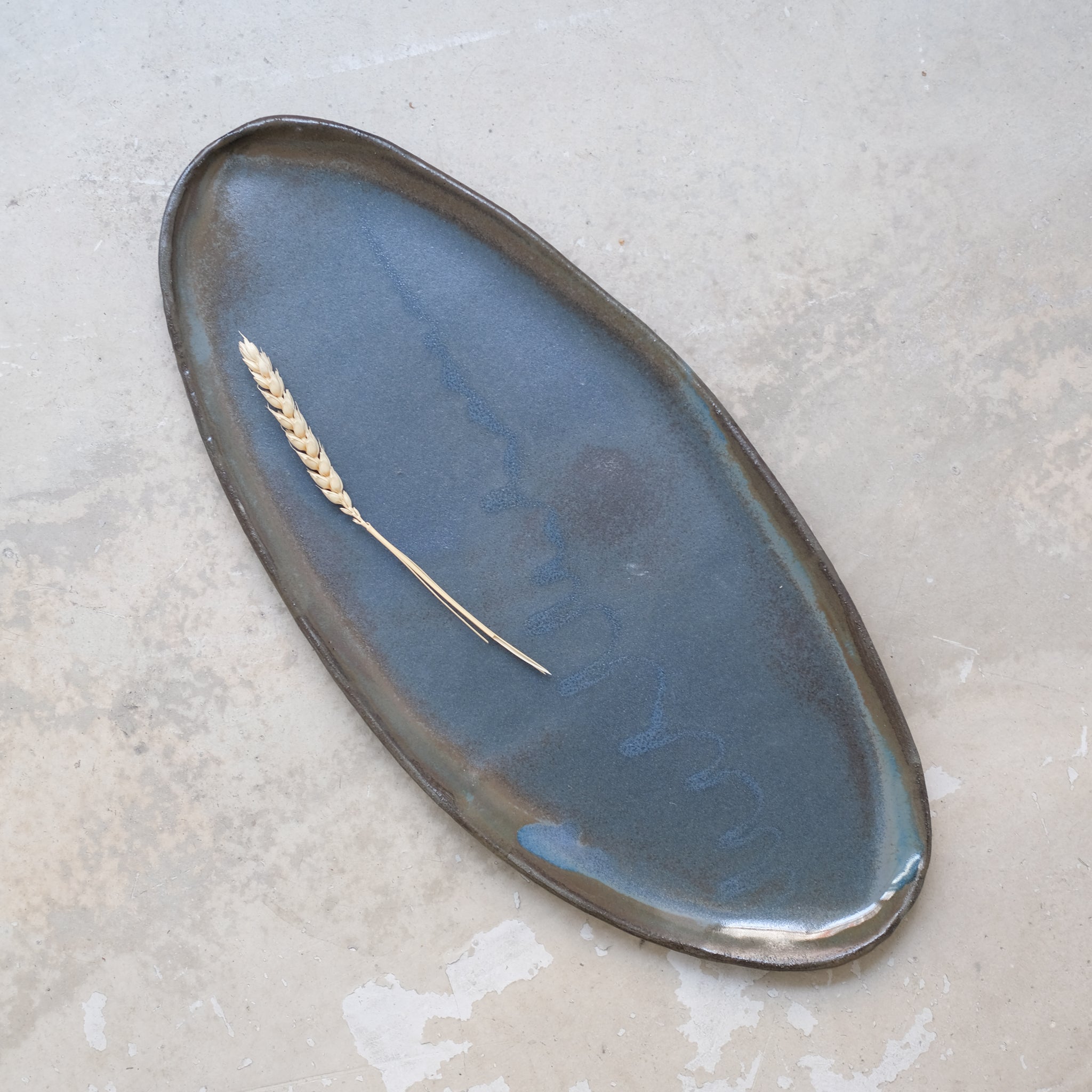 Plateau allongé en grès L 39cm- bleu satiné de Lola Moreau chez Brutal Ceramics