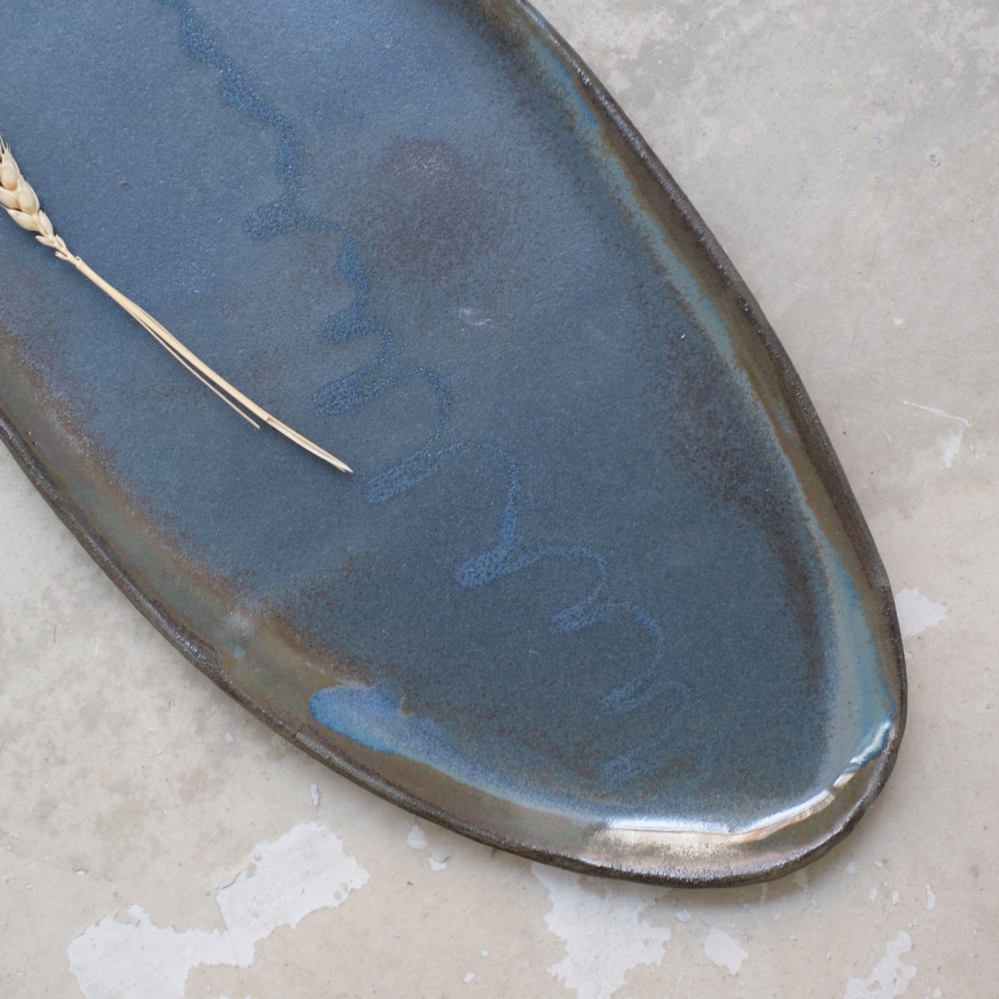 Plateau allongé en grès L 39cm- bleu satiné de Lola Moreau chez Brutal Ceramics