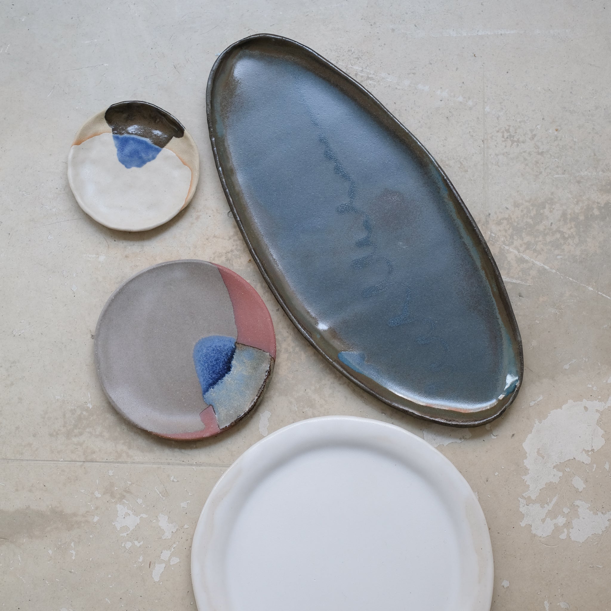 Plateau allongé en grès L 39cm- bleu satiné de Lola Moreau chez Brutal Ceramics