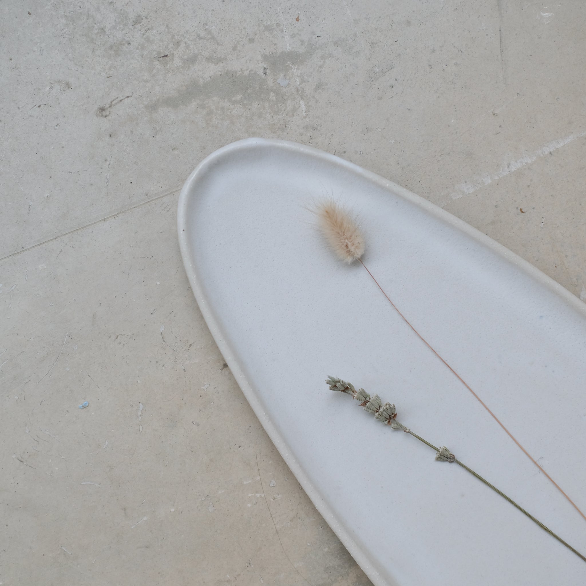 Plateau allongé en grès L 45cm- blanc mat de Lola Moreau chez Brutal Ceramics