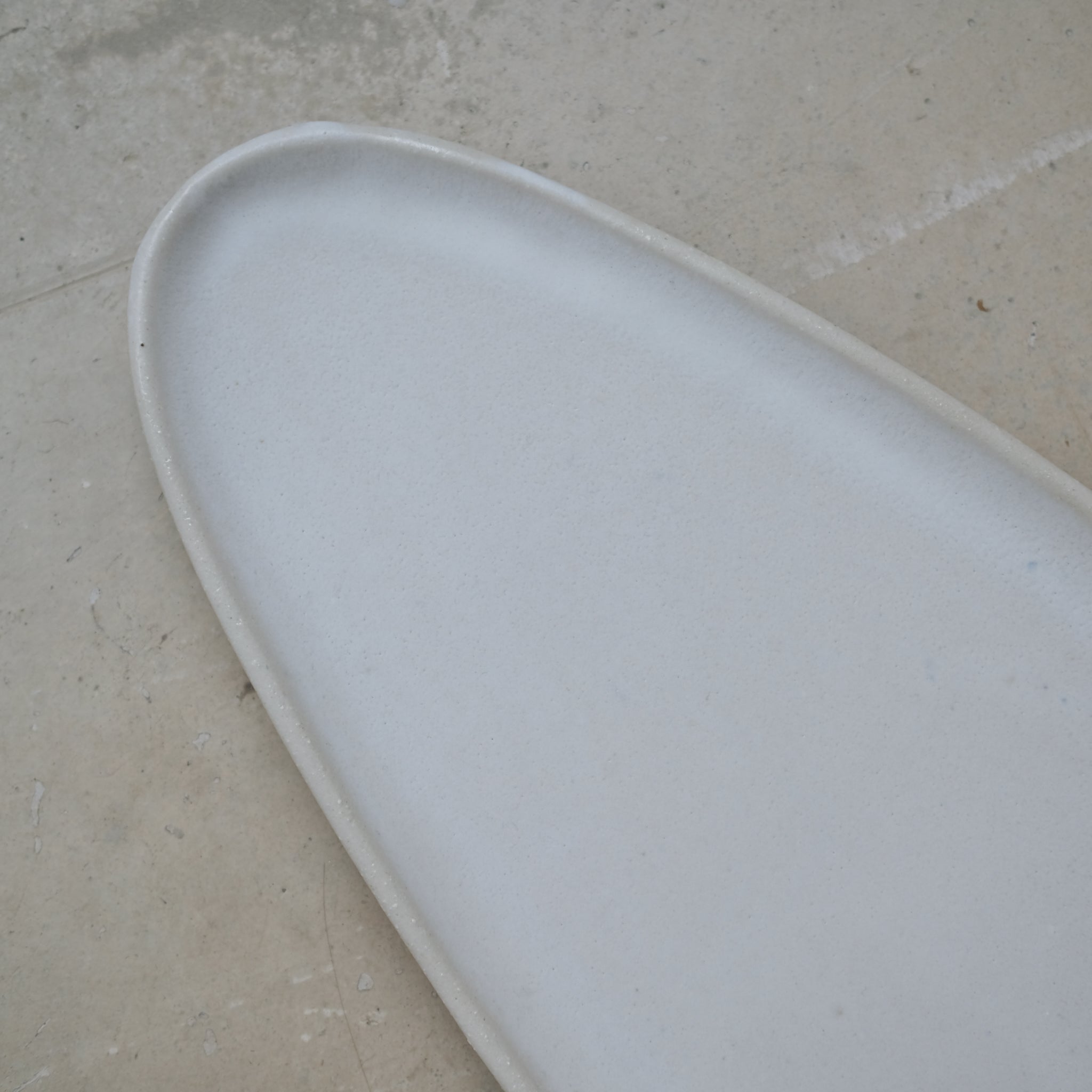 Plateau allongé en grès L 45cm- blanc mat de Lola Moreau chez Brutal Ceramics