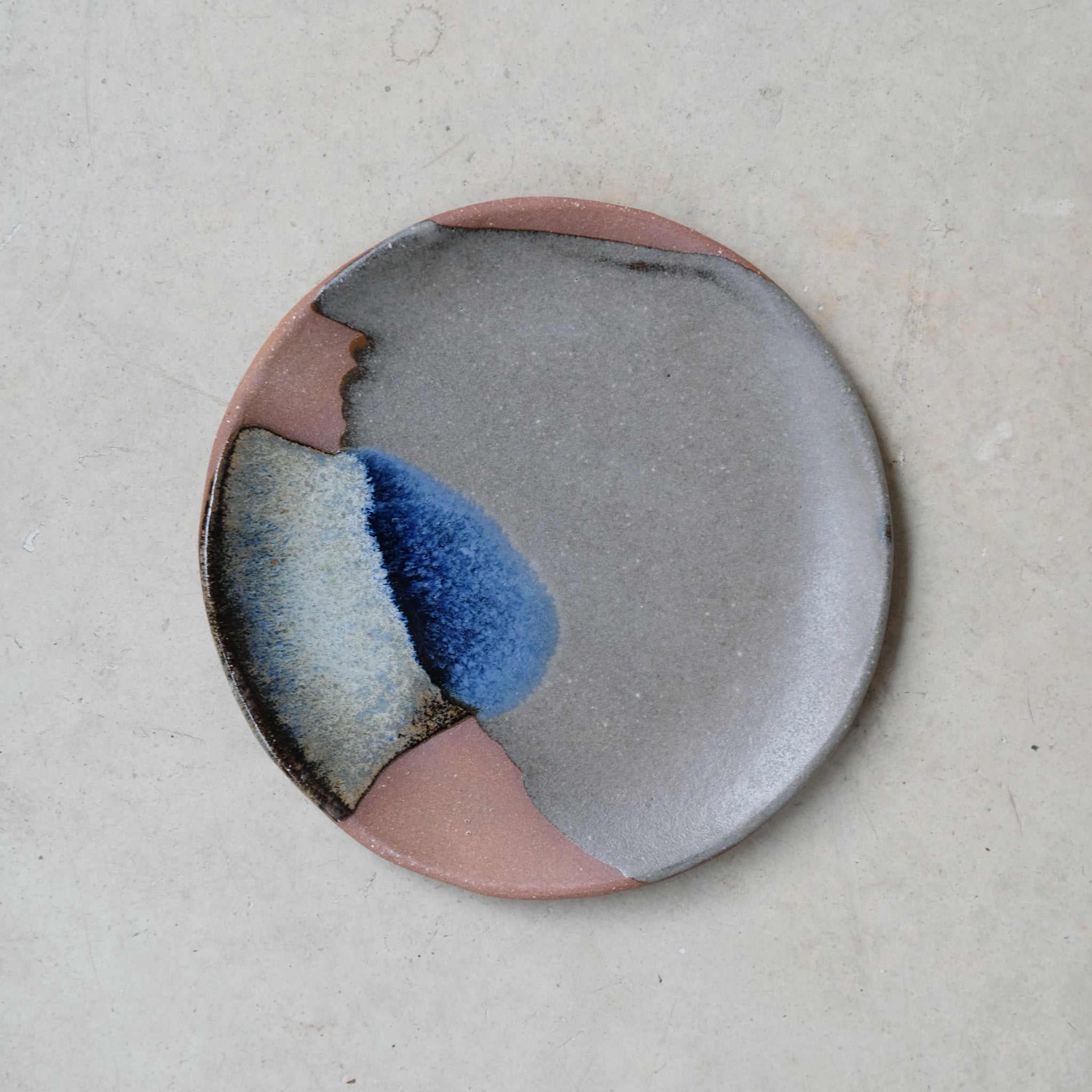 Assiette en grès roux D15 tricolore de Lola Moreau chez Brutal Ceramics