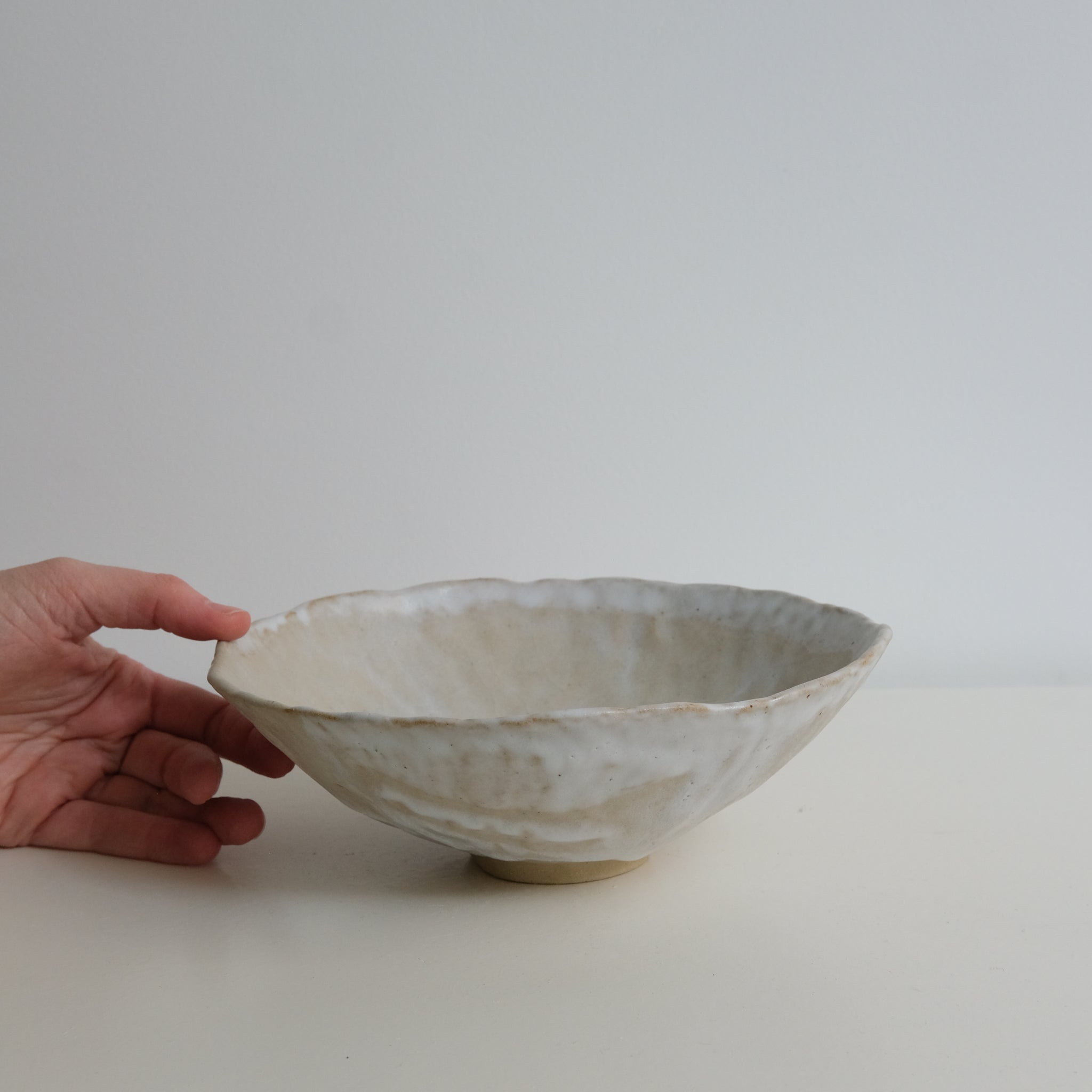 Coupe evasée en grès D 21cm- beige et blanc de Lola Moreau chez Brutal Ceramics