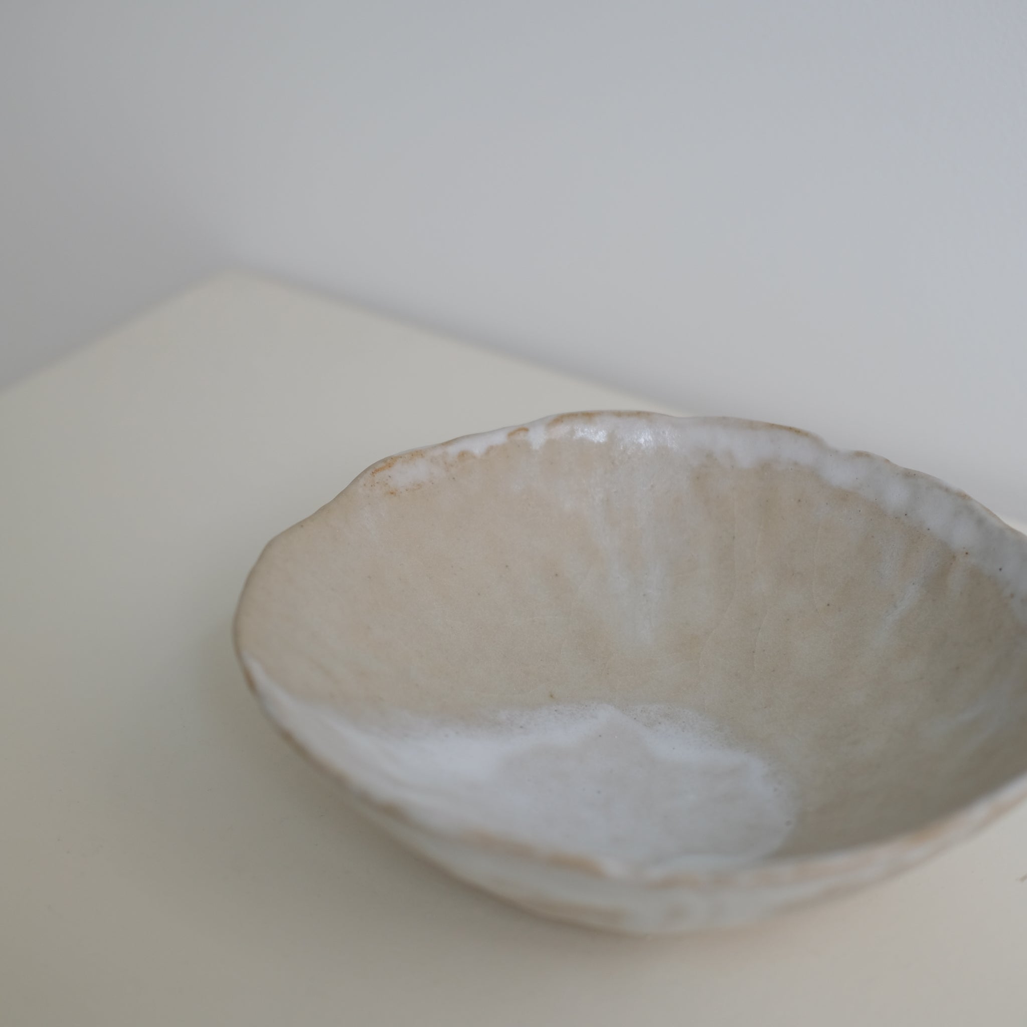 Coupe evasée en grès D 21cm- beige et blanc de Lola Moreau chez Brutal Ceramics