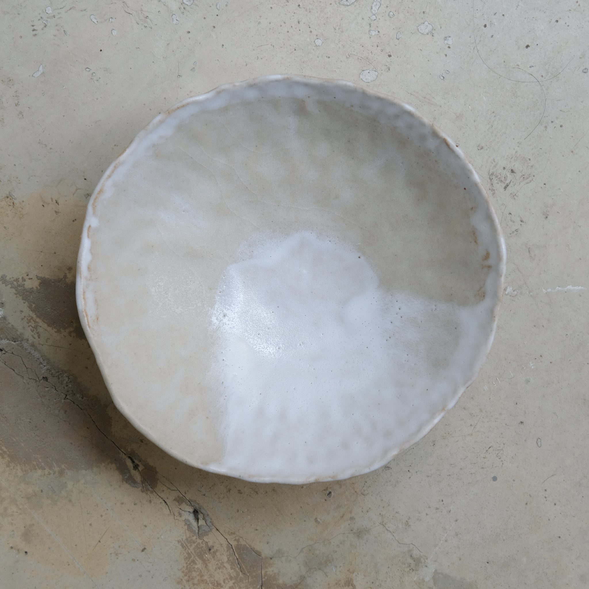 Coupe evasée en grès D 21cm- beige et blanc de Lola Moreau chez Brutal Ceramics