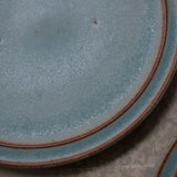 Assiette en Grès bleu-vert par Malo chez Brutal Ceramics