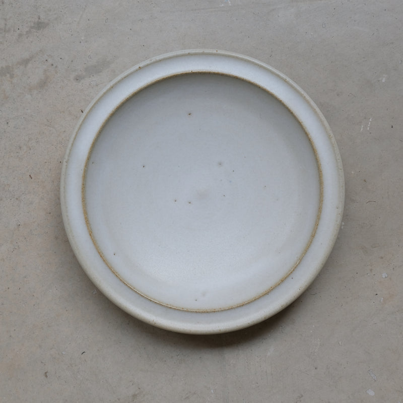 Assiette creuse en grès D17cm / Blanc cassé ar Malo chez Brutal Ceramics