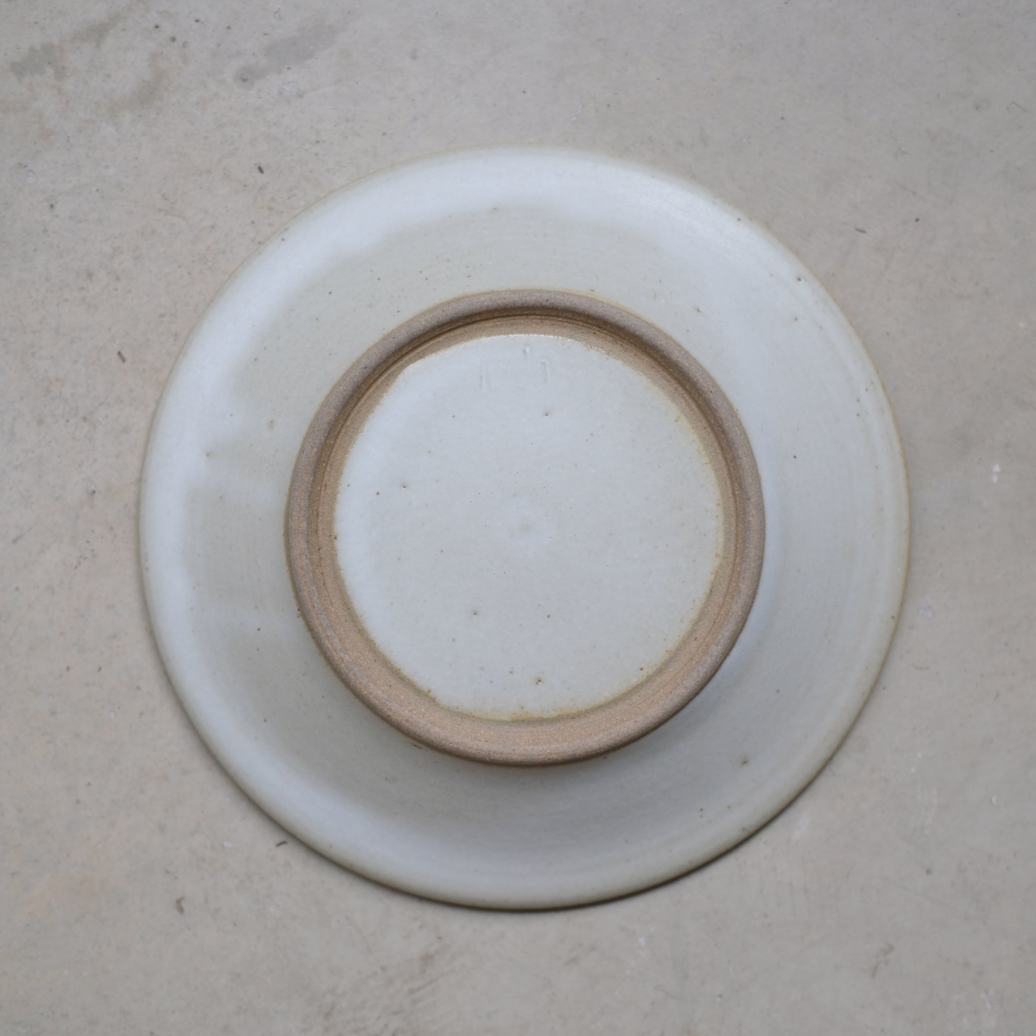 Assiette creuse en grès D17cm / Blanc cassé ar Malo chez Brutal