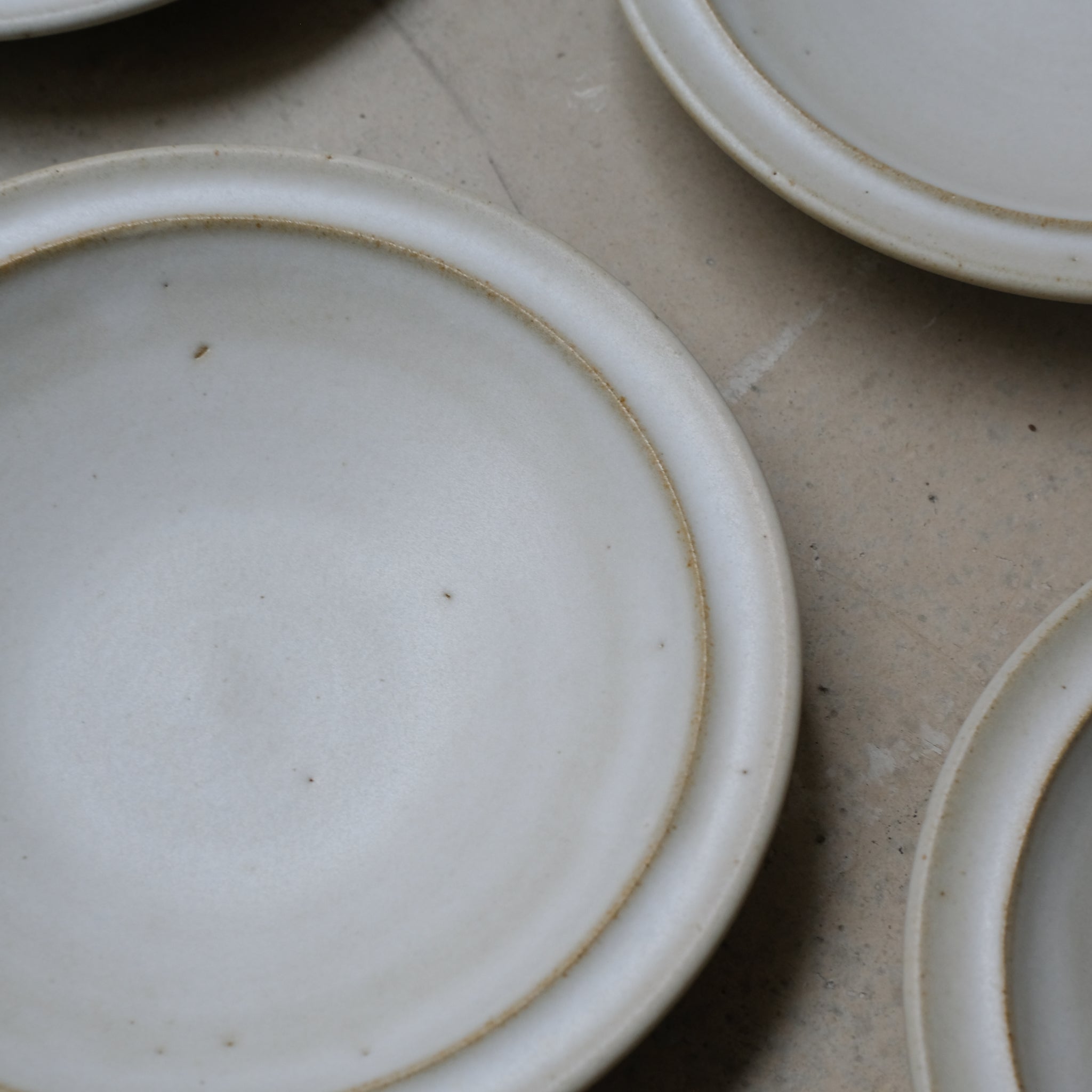 Assiette creuse en grès D17cm / Blanc cassé ar Malo chez Brutal