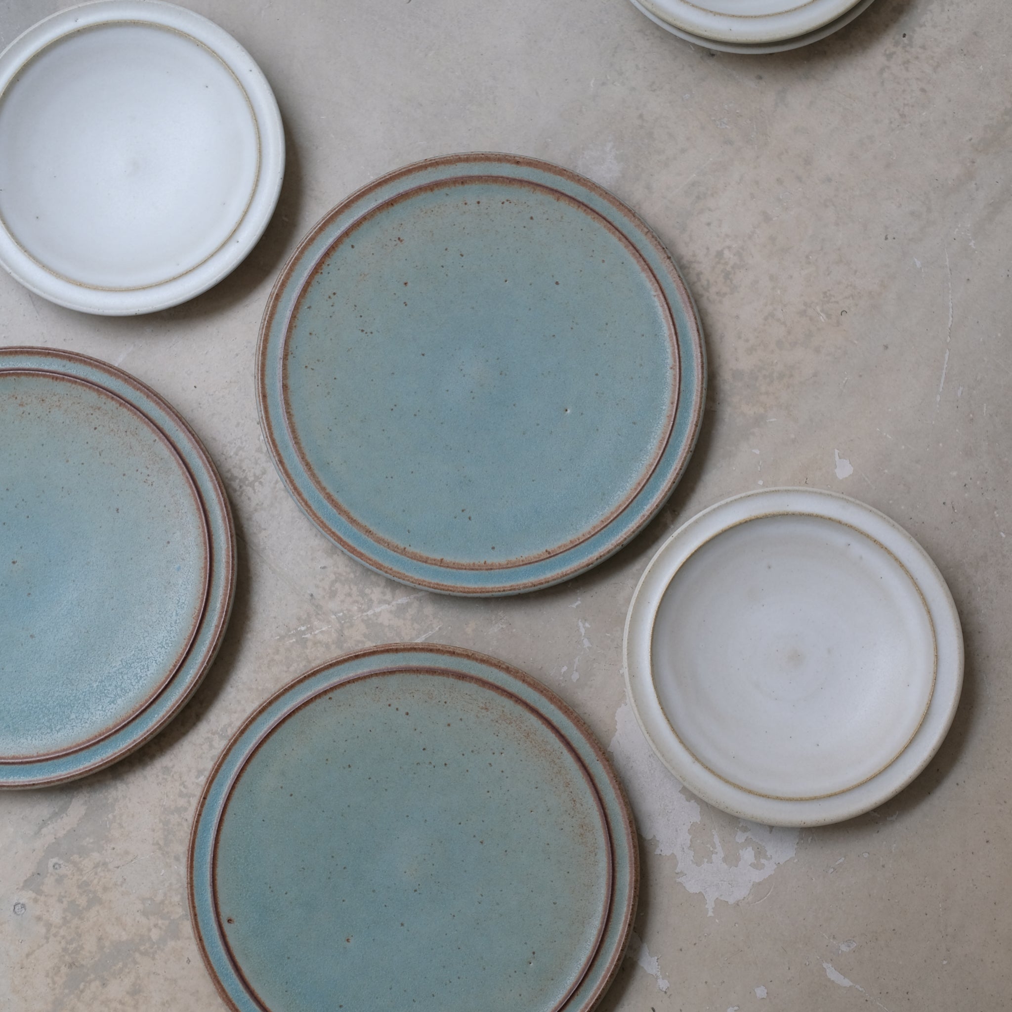 Assiette creuse en grès D17cm / Blanc cassé ar Malo chez Brutal
