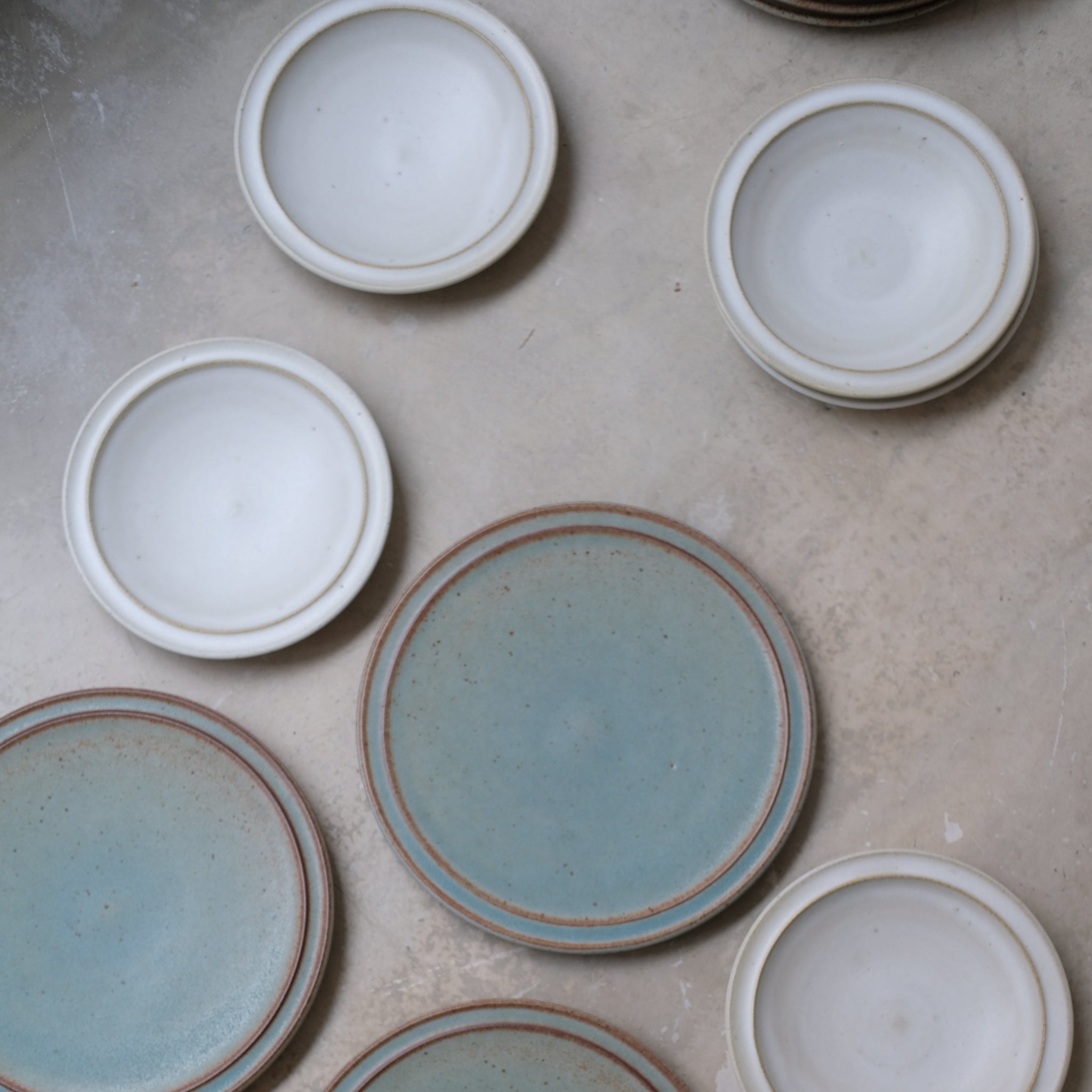 Assiette en Grès bleu-vert par Malo chez Brutal Ceramics