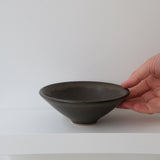Coupelle en grès D14cm / Charbon par Malo chez Brutal Ceramics