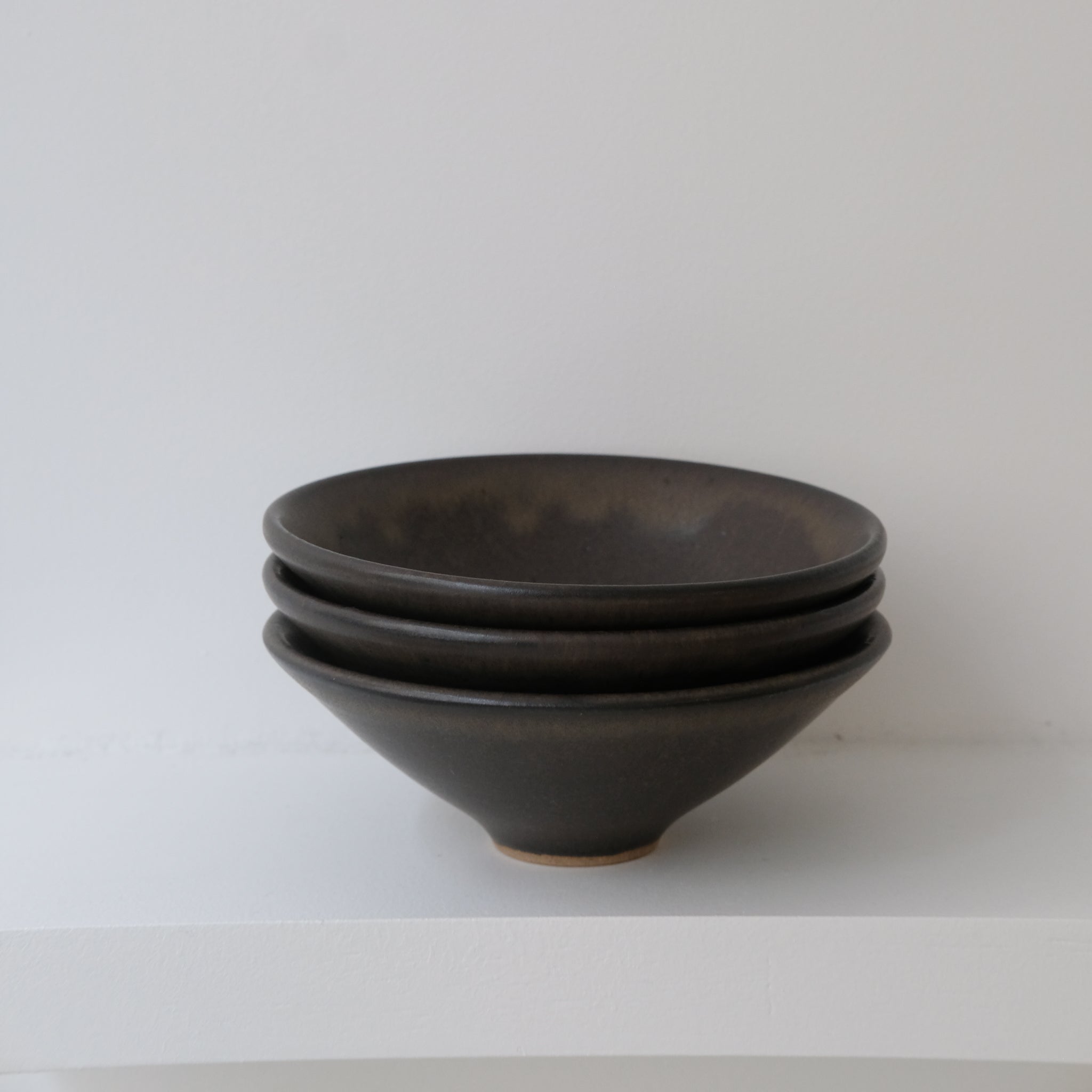 Coupelle en grès D14cm / Charbon par Malo chez Brutal Ceramics