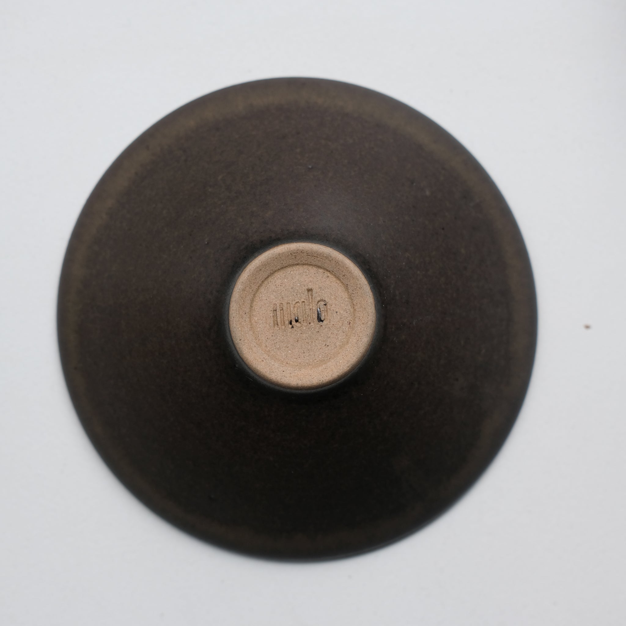 Coupelle en grès D14cm / Charbon par Malo chez Brutal Ceramics