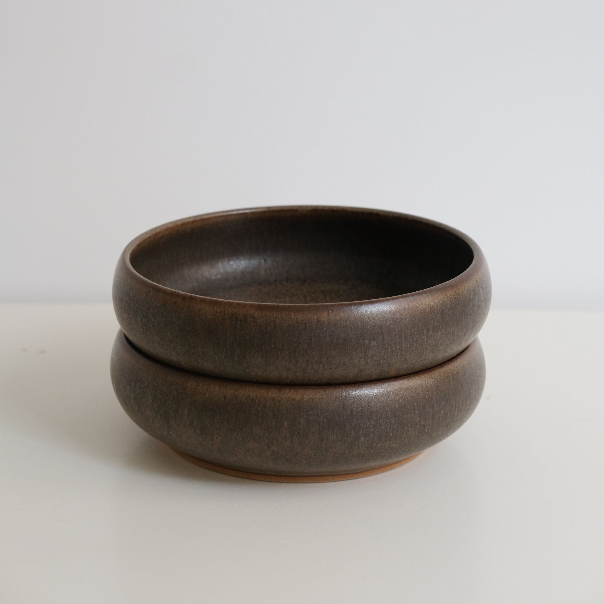 Bol Plat en Grès marron par Malo chez Brutal Ceramics