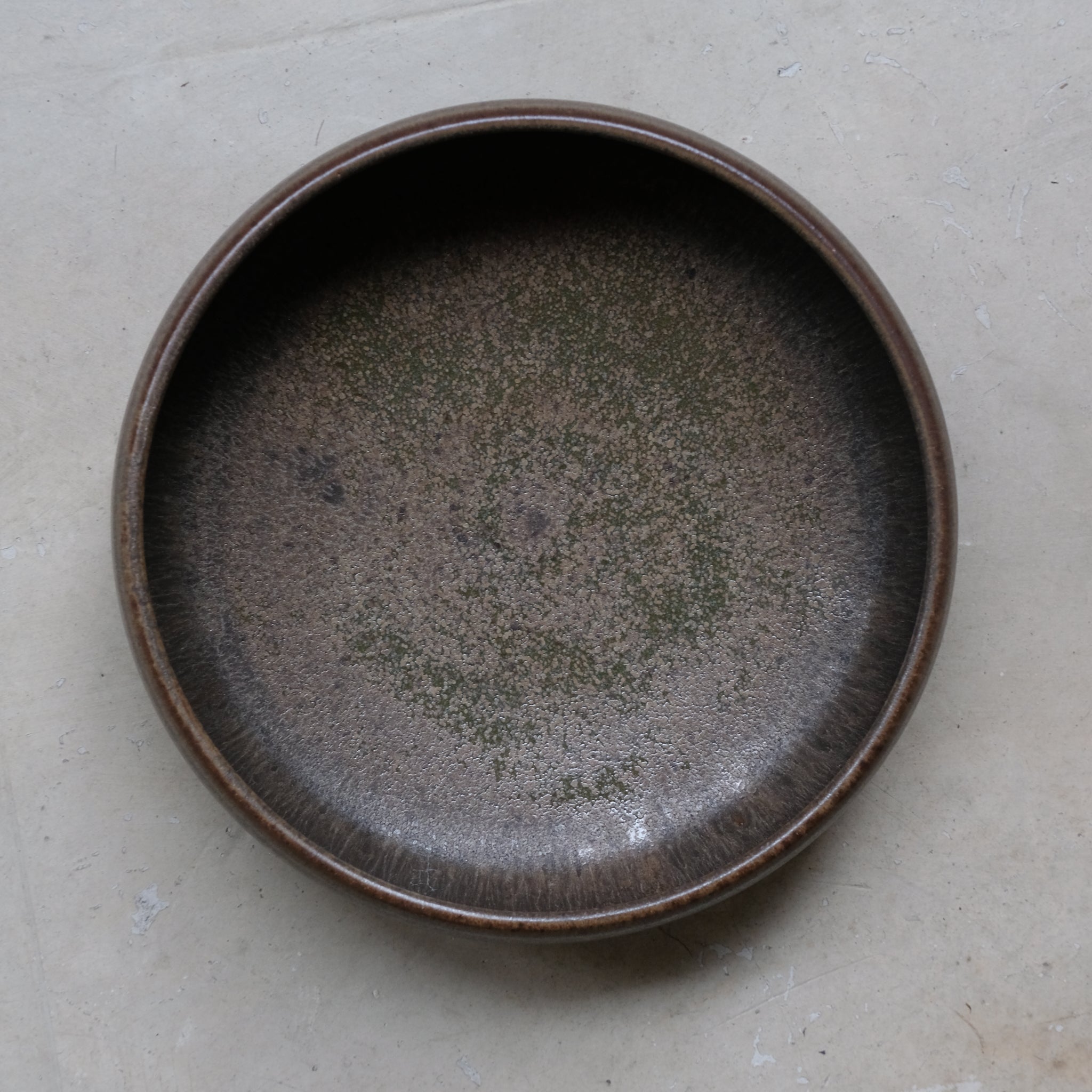 Bol Plat en Grès marron par Malo chez Brutal Ceramics