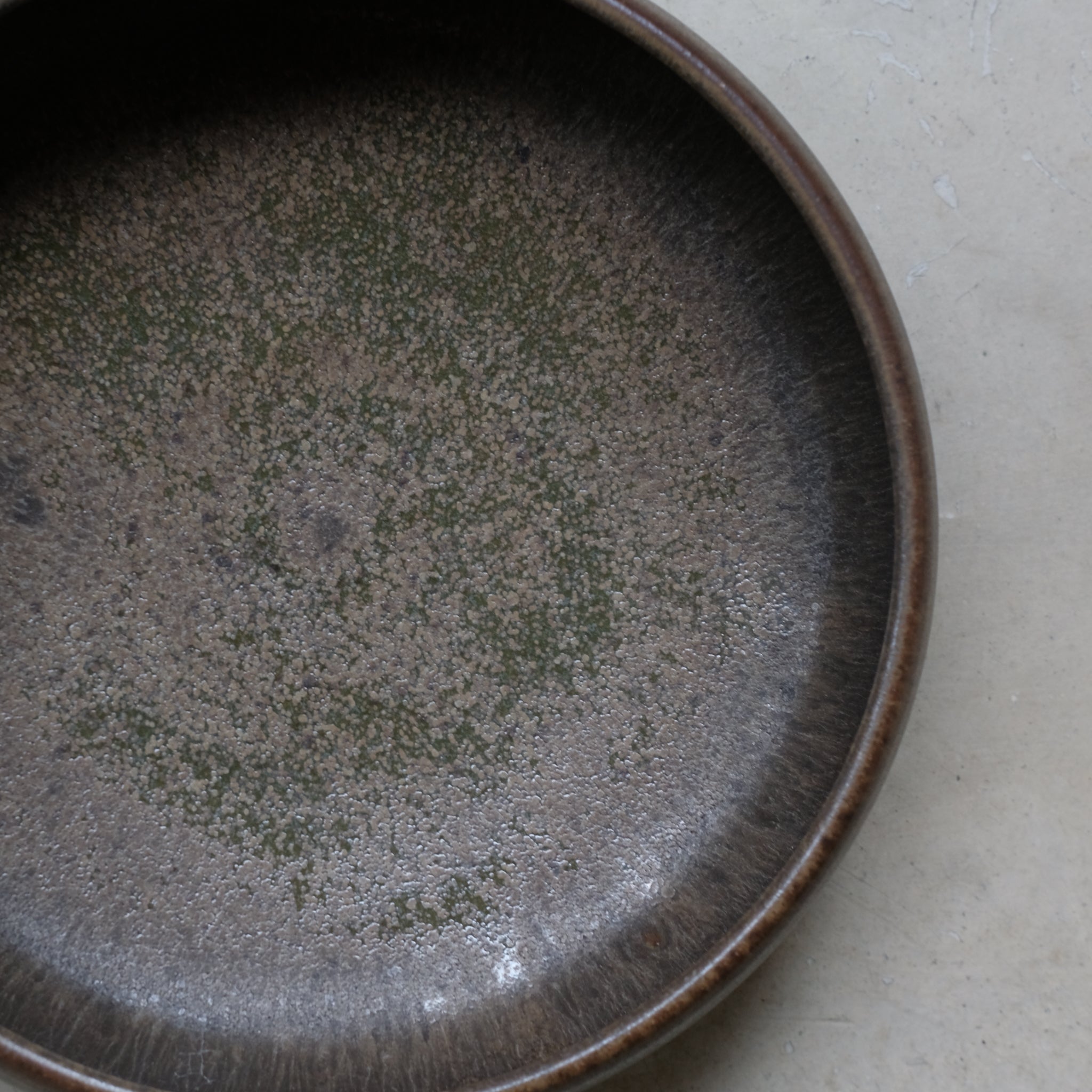 Bol Plat en Grès marron par Malo chez Brutal Ceramics
