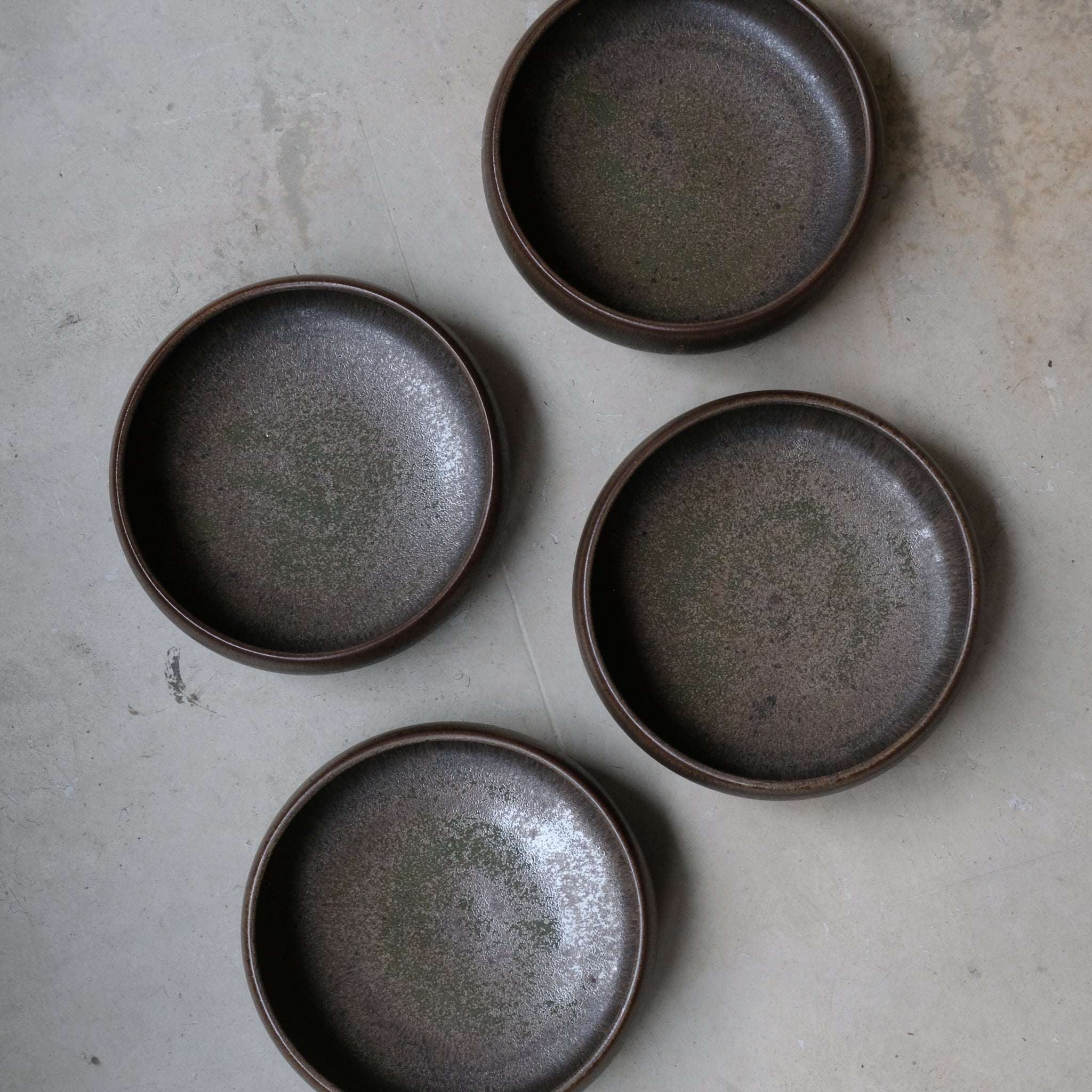 Bol Plat en Grès marron par Malo chez Brutal Ceramics