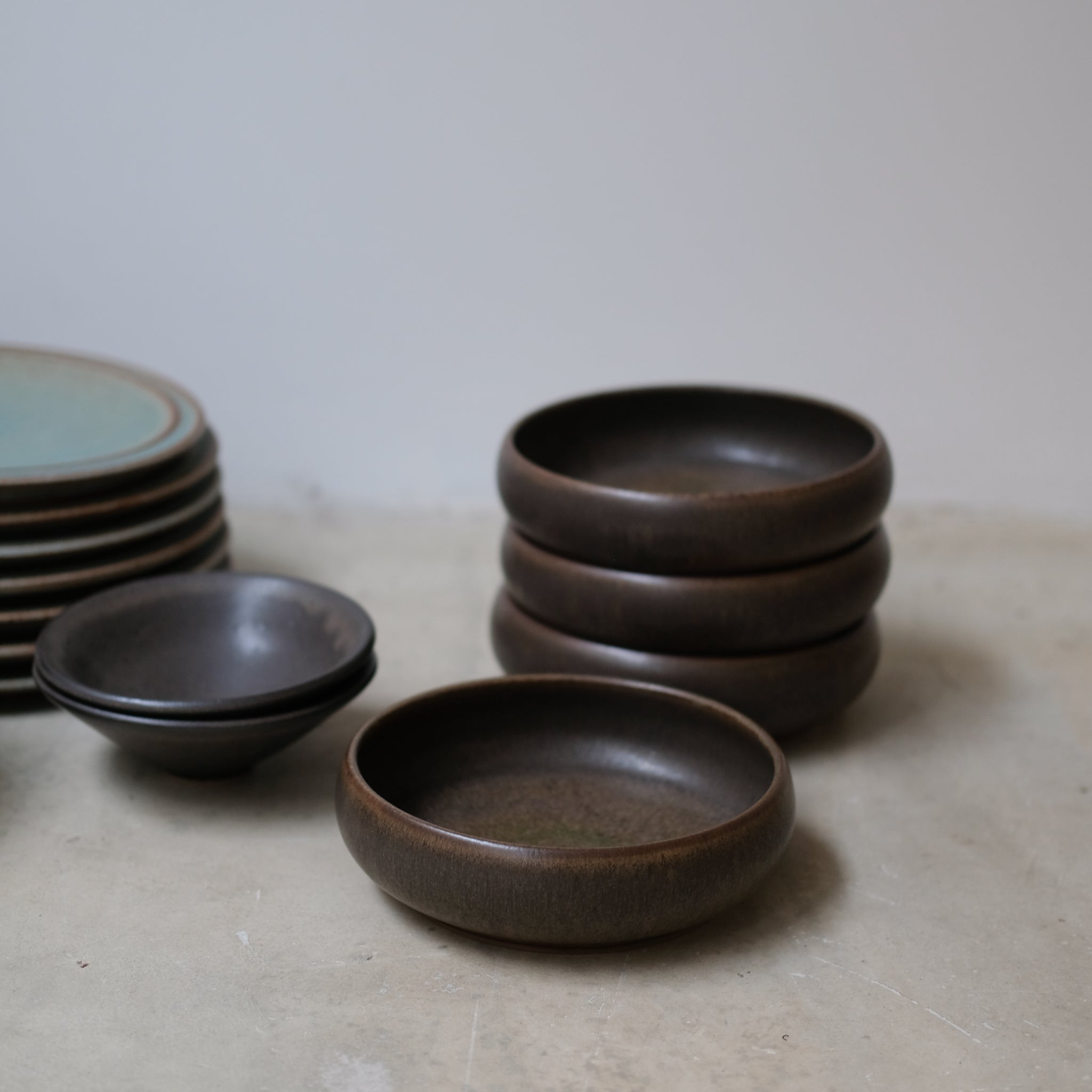 Bol Plat en Grès marron par Malo chez Brutal Ceramics