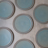 Assiette en Grès bleu-vert par Malo chez Brutal Ceramics
