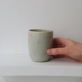 Tasse en grès blanc 200ml - Vert irisé d'Origine Ceramique chez Brutal Ceramics