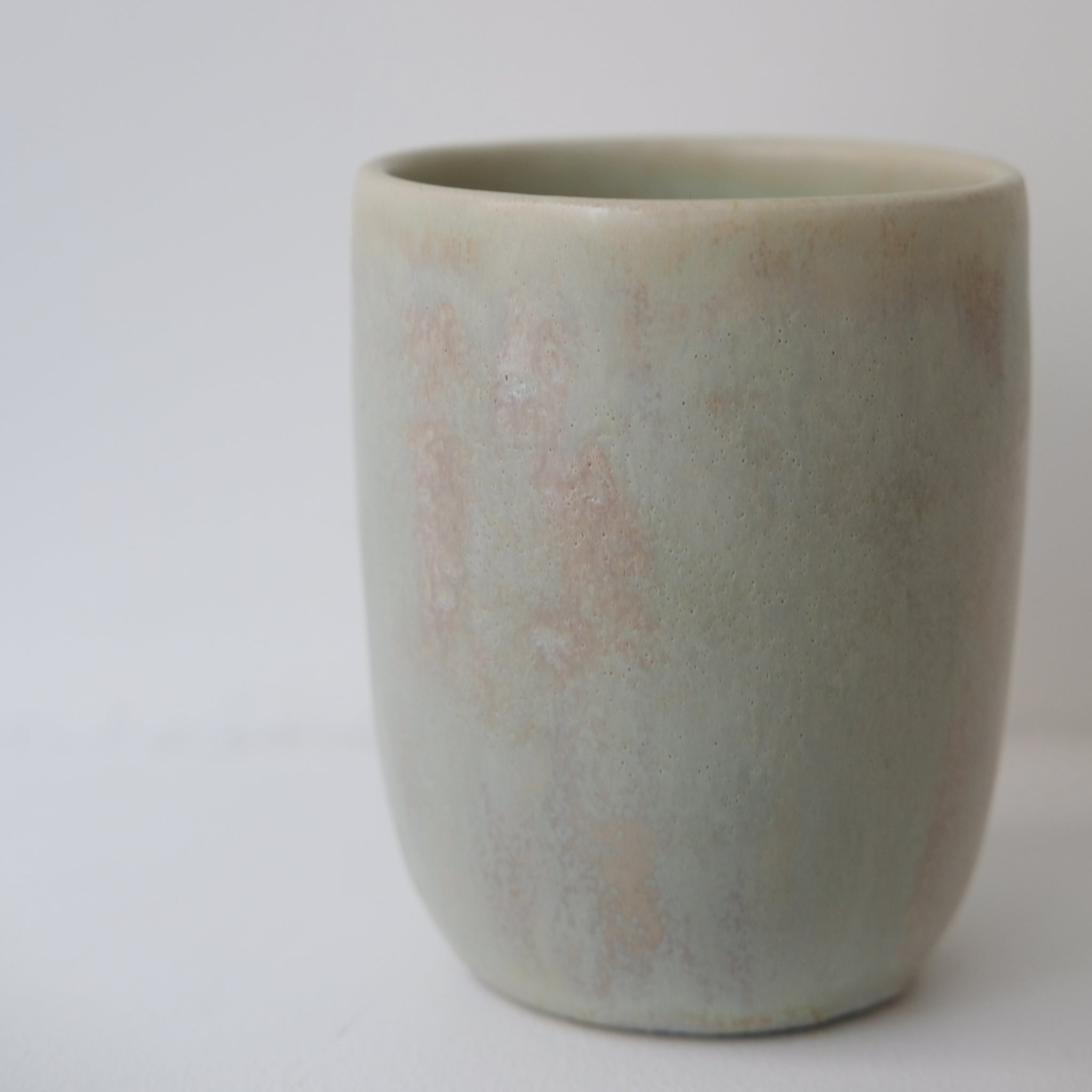 Tasse en grès blanc 200ml - Vert irisé d'Origine Ceramique chez Brutal Ceramics