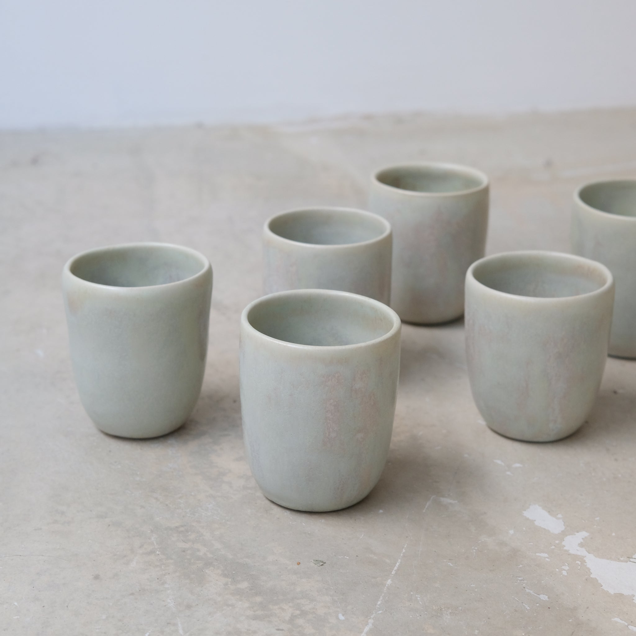 Tasse en grès blanc 200ml - Vert irisé d'Origine Ceramique chez Brutal Ceramics