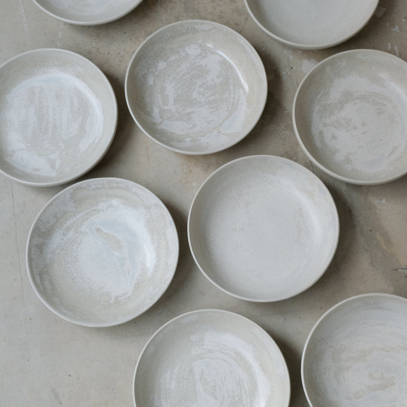 Assiette creuse blanche en céramique fait-main