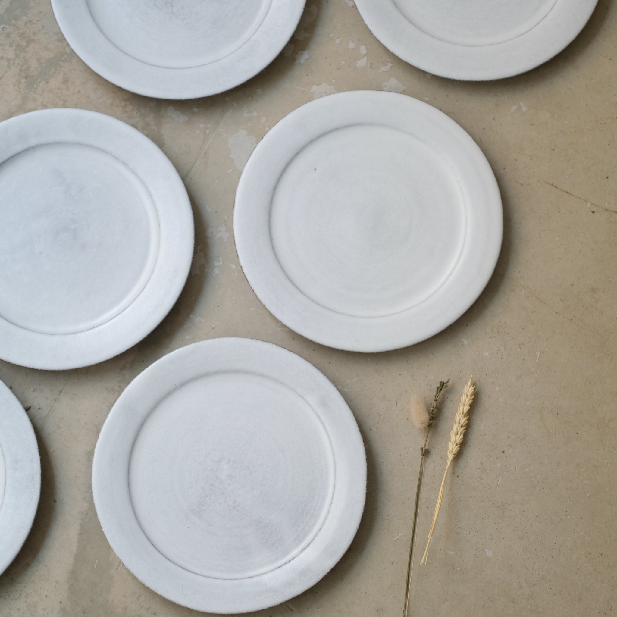 Assiette en grès chamotté  D 22cm - Blanc de PepperClay chez Brutal Ceramics