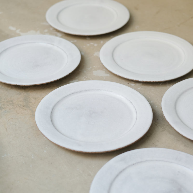 Assiette en grès chamotté  D 22cm - Blanc de PepperClay chez Brutal Ceramics