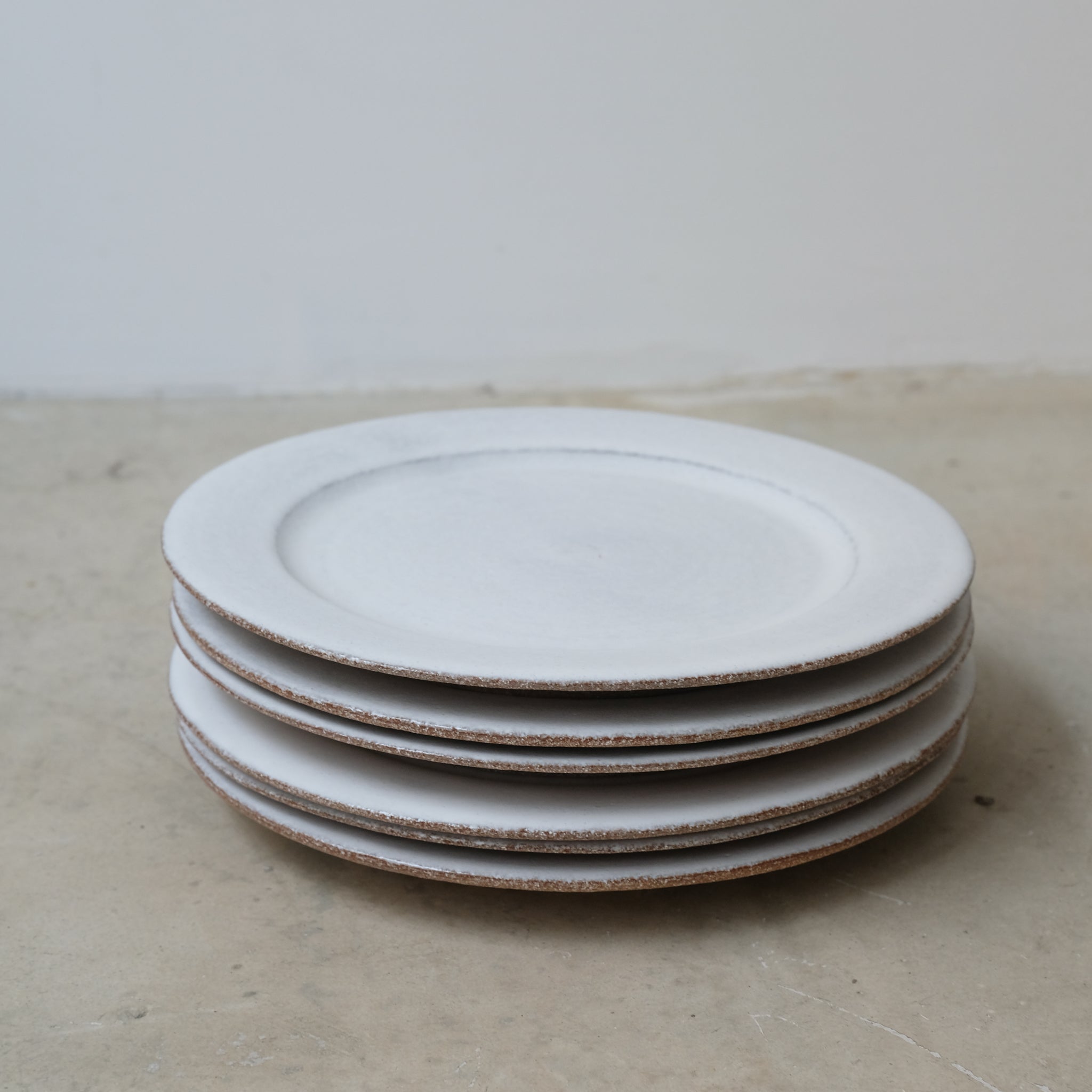 Assiette en grès chamotté  D 22cm - Blanc de PepperClay chez Brutal Ceramics