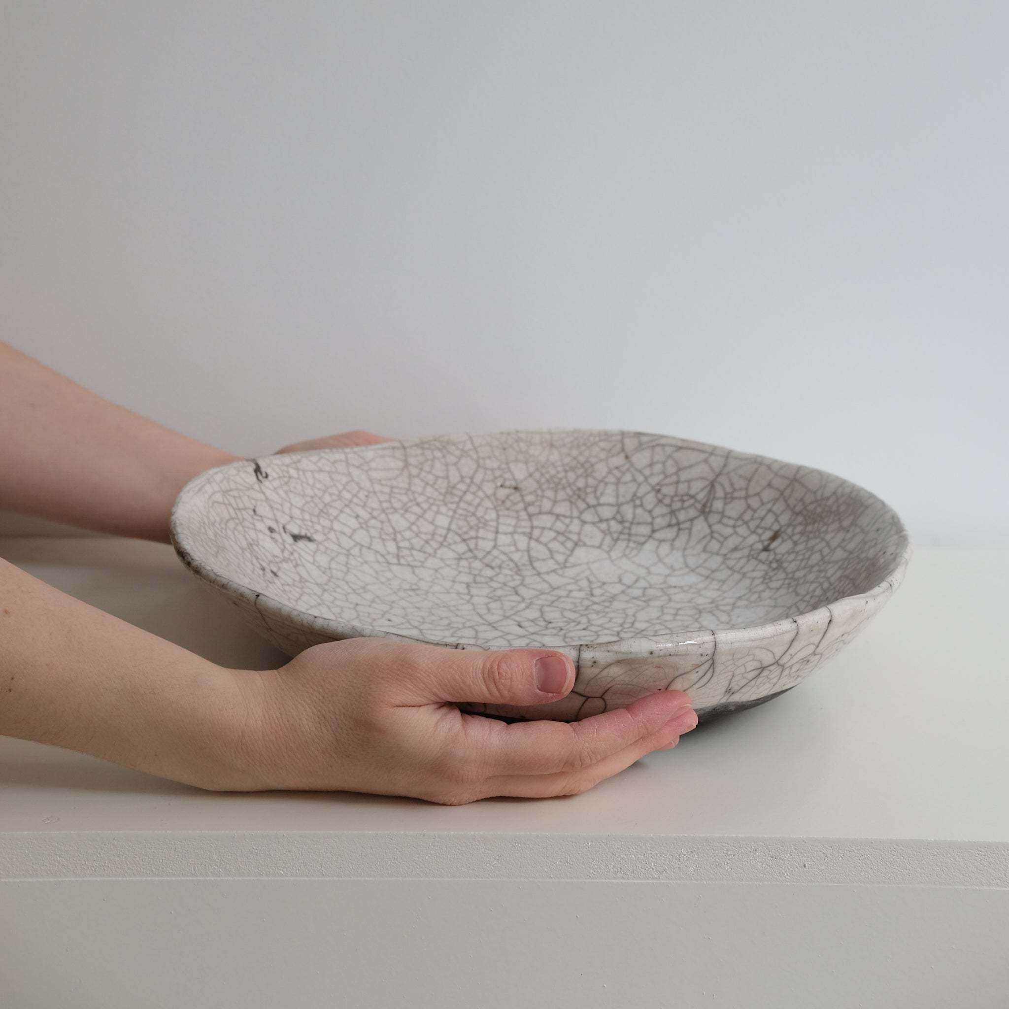 Coupe D34cm Raku en grès par la céramiste Potry chez Brutal Ceramics