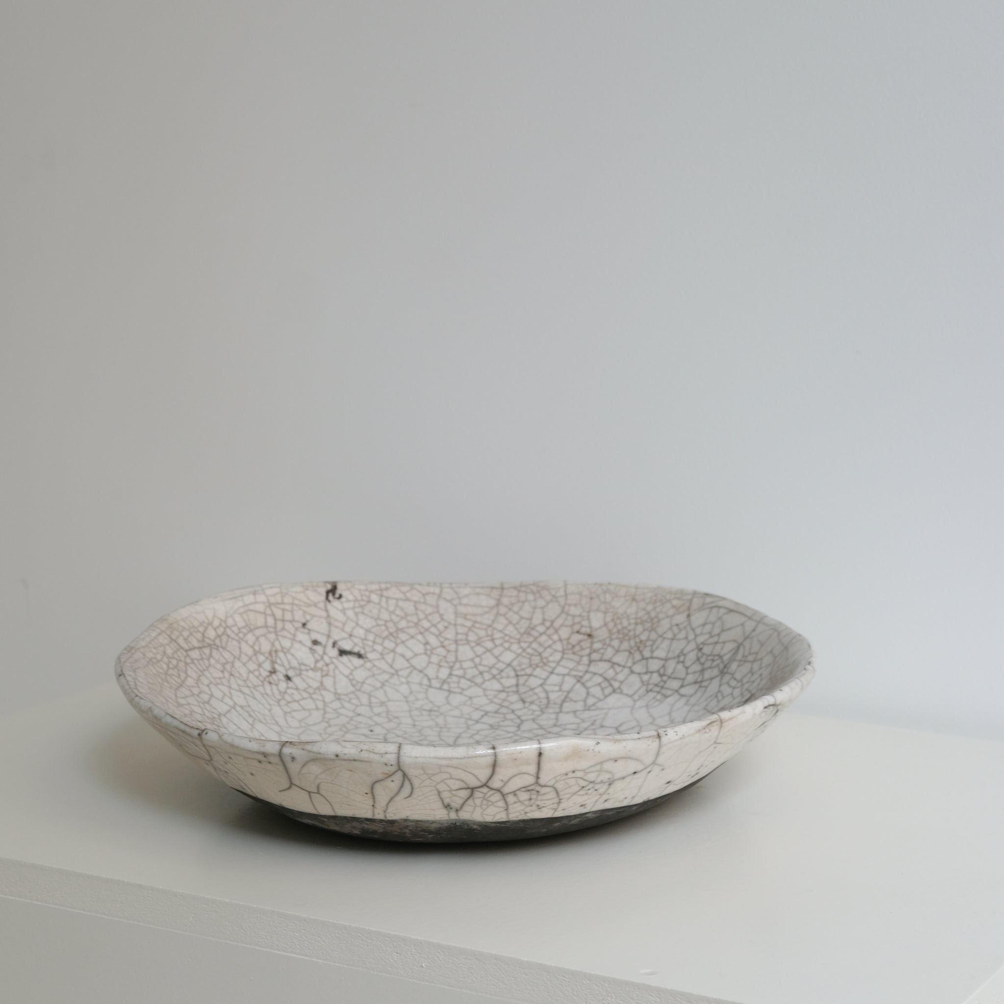 Coupe D34cm Raku en grès par la céramiste Potry chez Brutal Ceramics