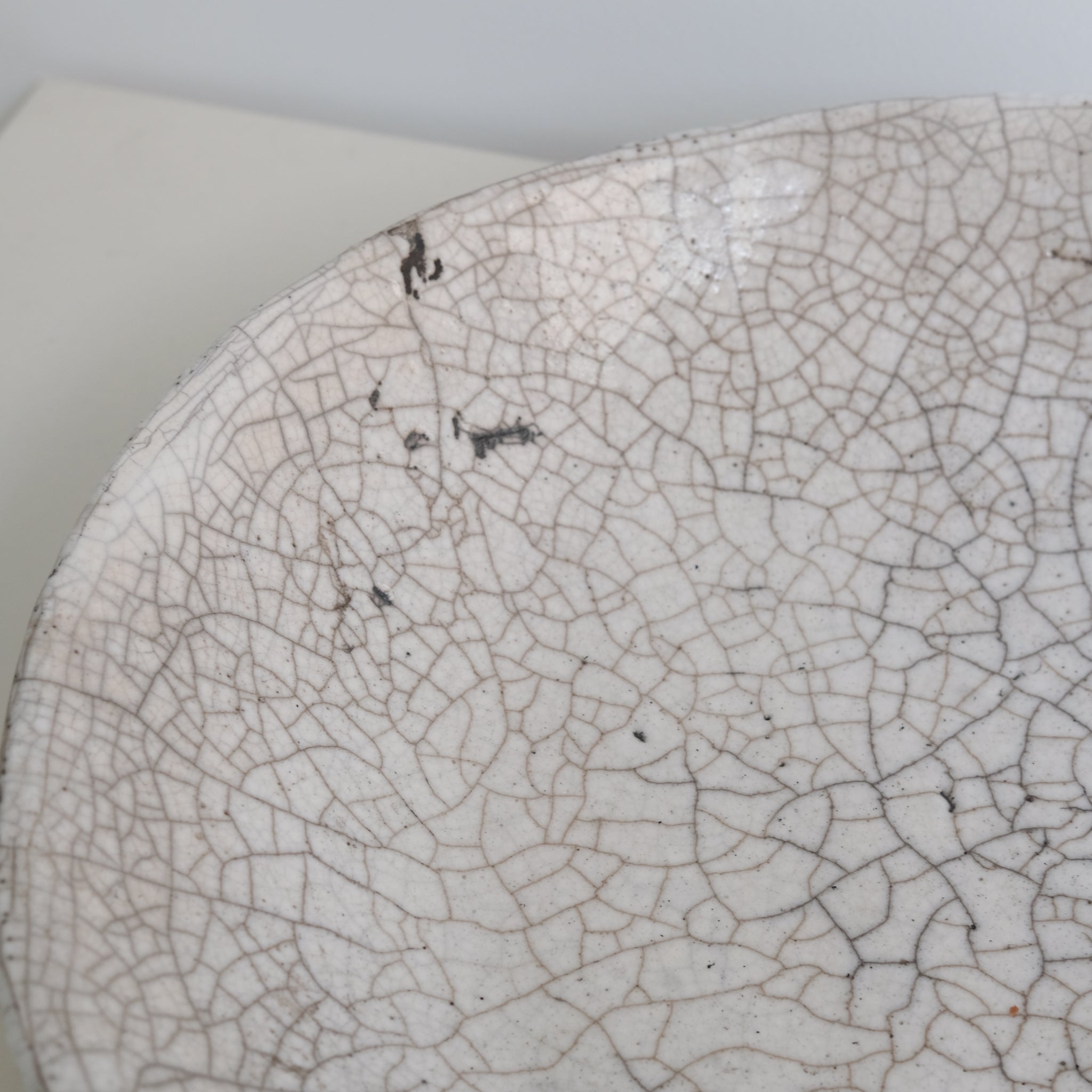 Coupe D34cm Raku en grès par la céramiste Potry chez Brutal Ceramics