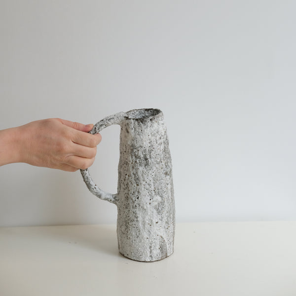 Vase en terre de fuilet H24,5cm par la céramiste Potry chez Brutal Ceramics