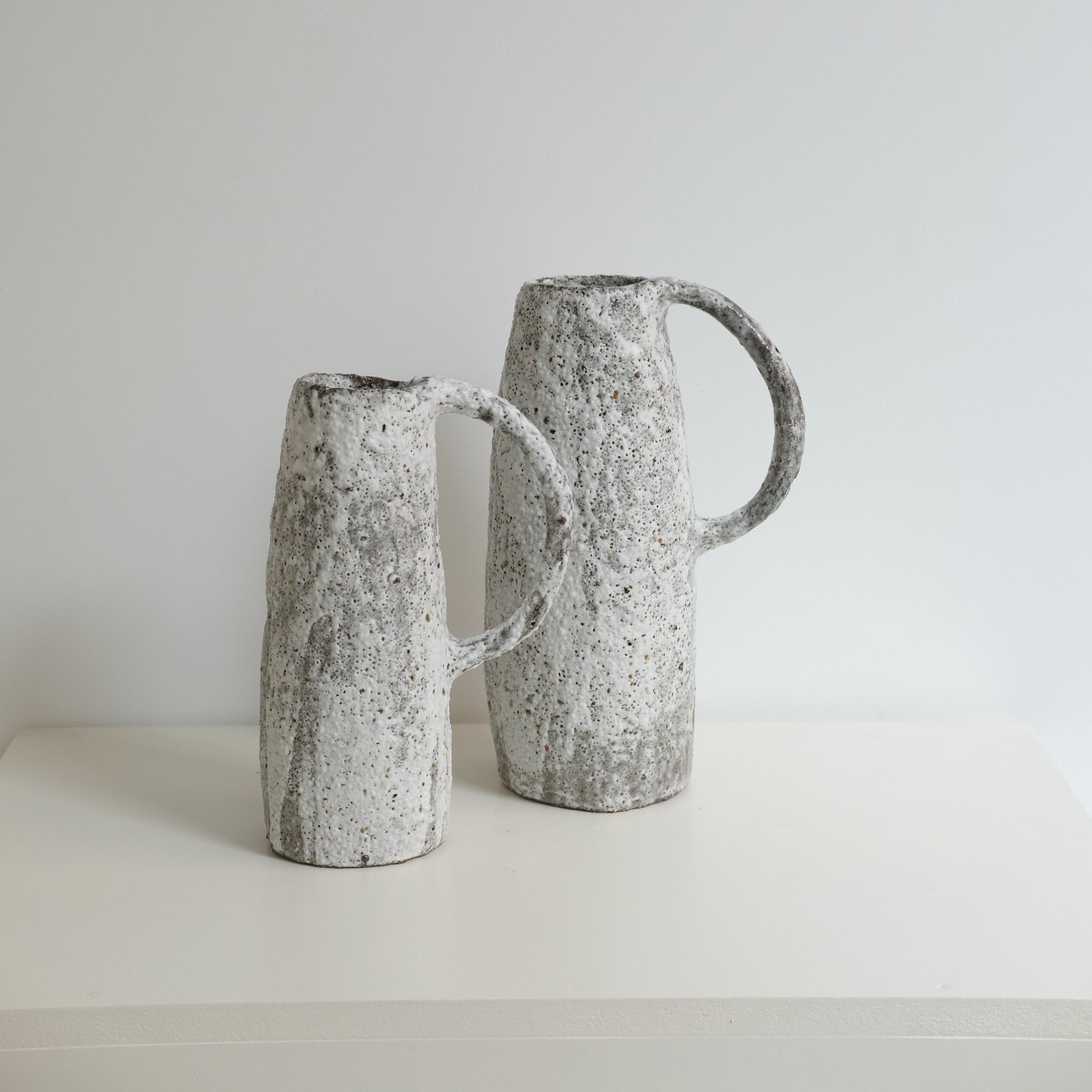 Vase en terre du Fuilet H 28cm - Blanc gris de Potry chez Brutal Ceramics
