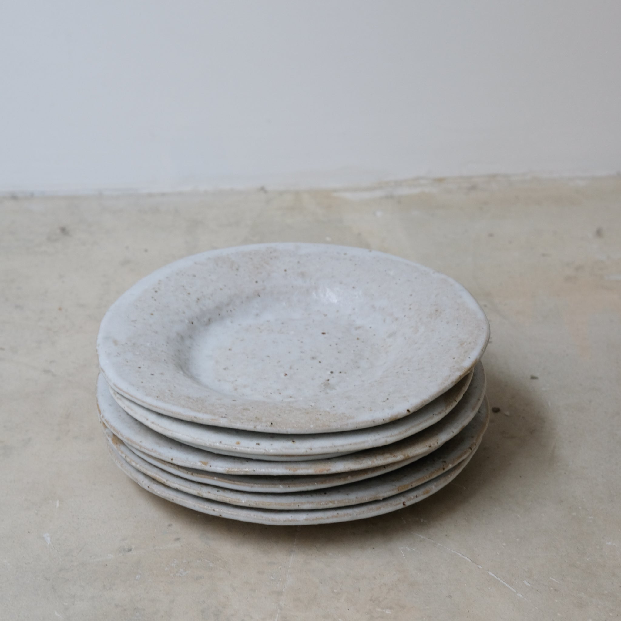 Assiette D22cm en terre glanée par la céramiste Potry chez Brutal Ceramics