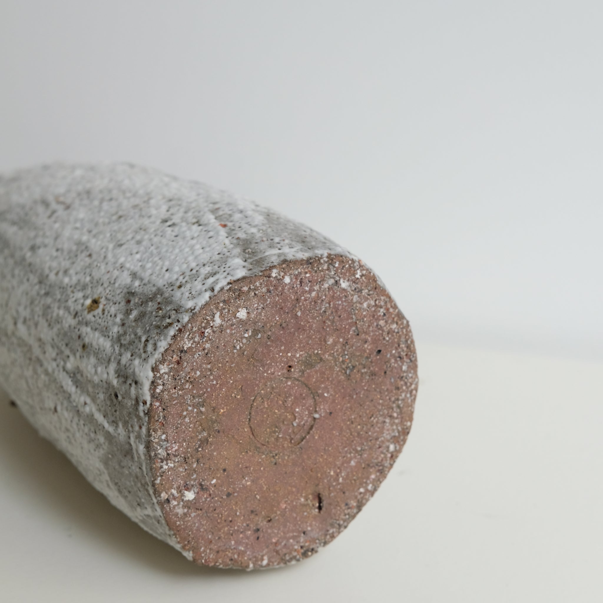 Vase en terre de fuilet H24,5cm par la céramiste Potry chez Brutal Ceramics