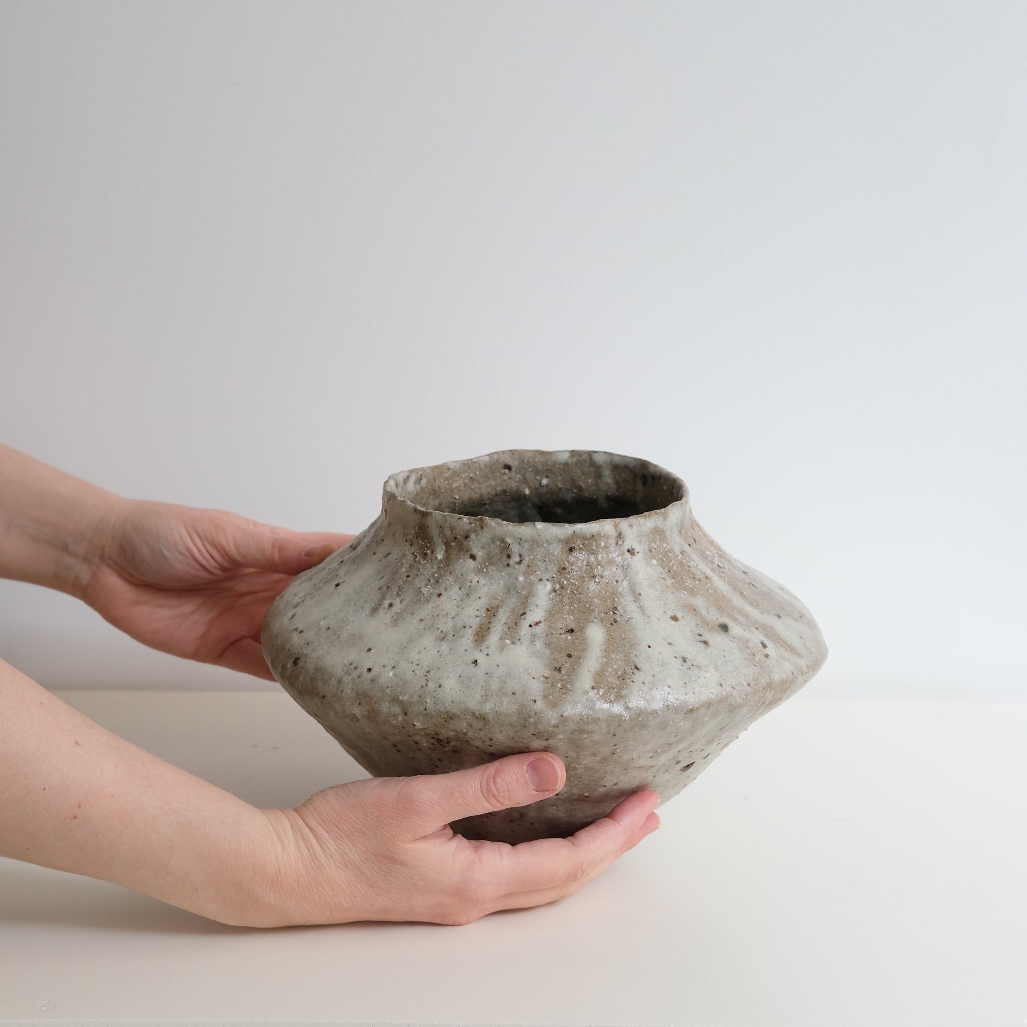 Vase en terre glanée H 17cm - Blanc gris de Potry chez Brutal Ceramics