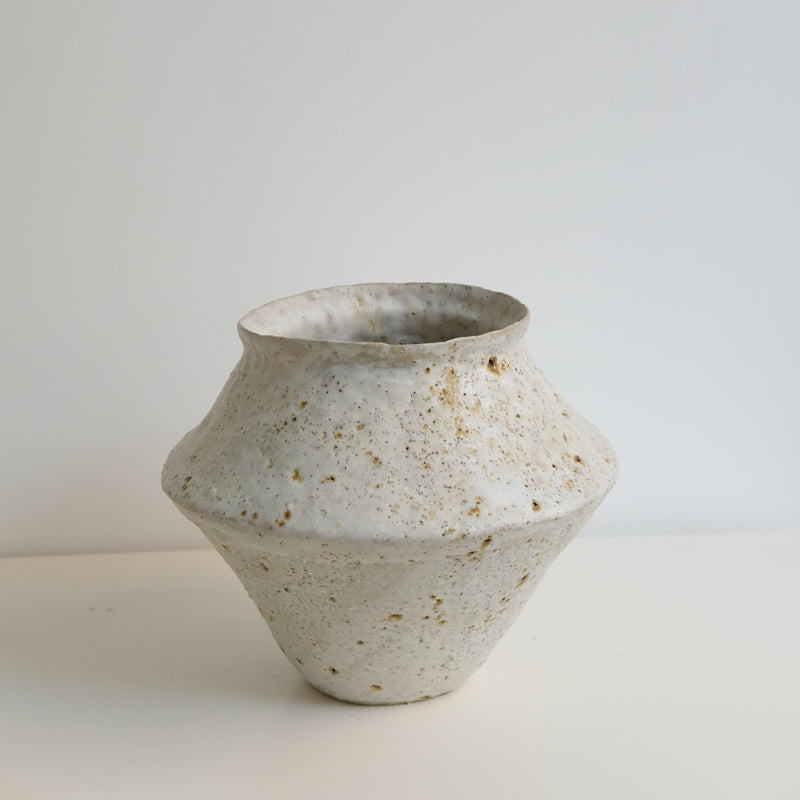 Vase en terre glanée H 21cm - Blanc roux moucheté de Potry chez Brutal Ceramics