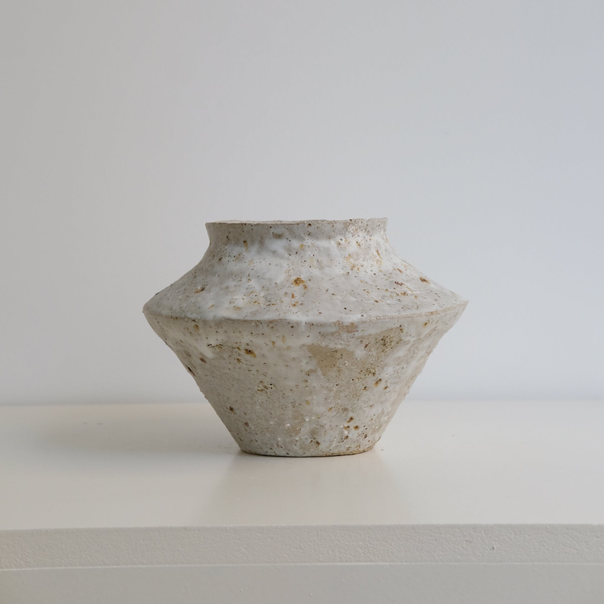 Vase en terre glanée H 14cm - Blanc roux moucheté de Potry chez Brutal Ceramics
