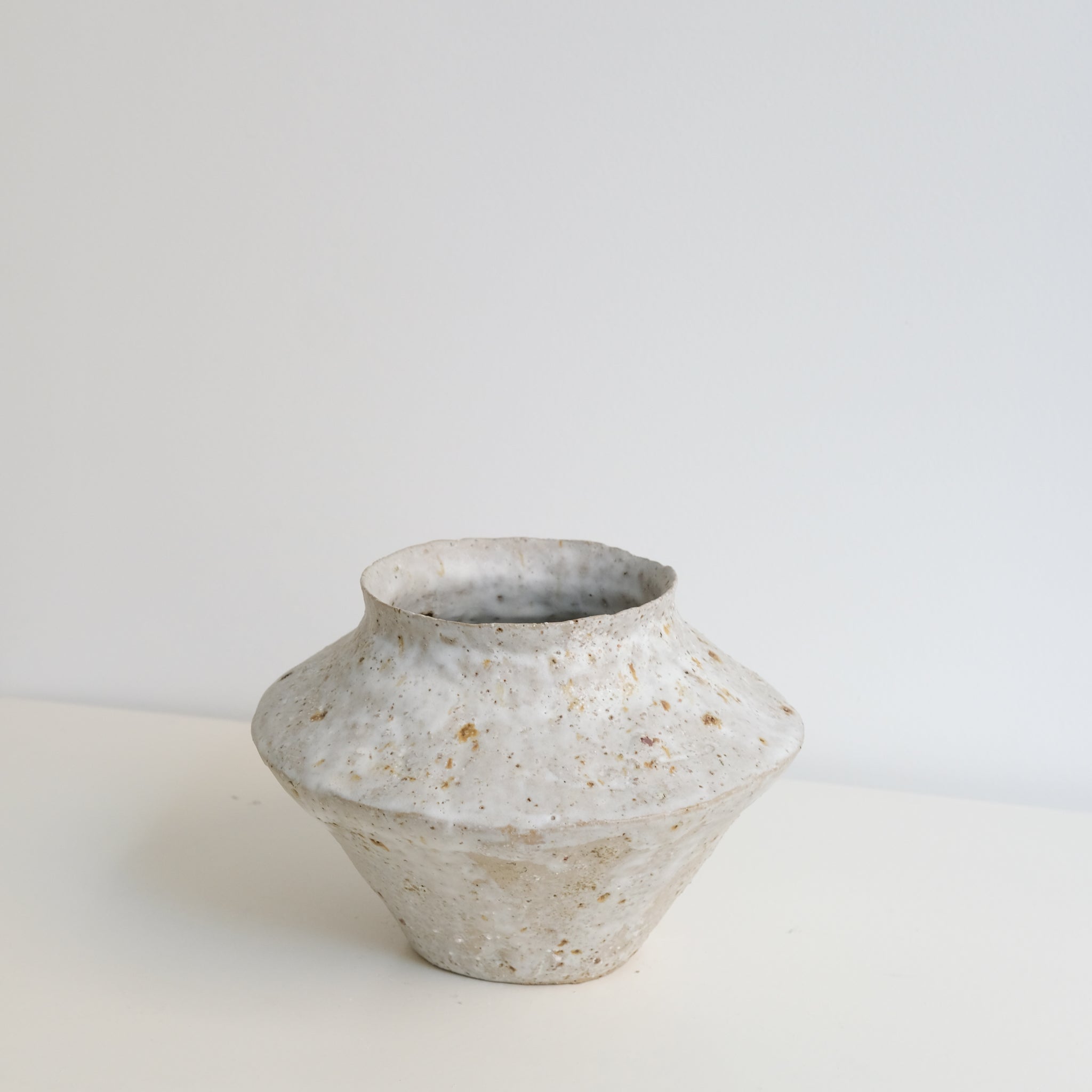 Vase en terre glanée H 14cm - Blanc roux moucheté de Potry chez Brutal Ceramics