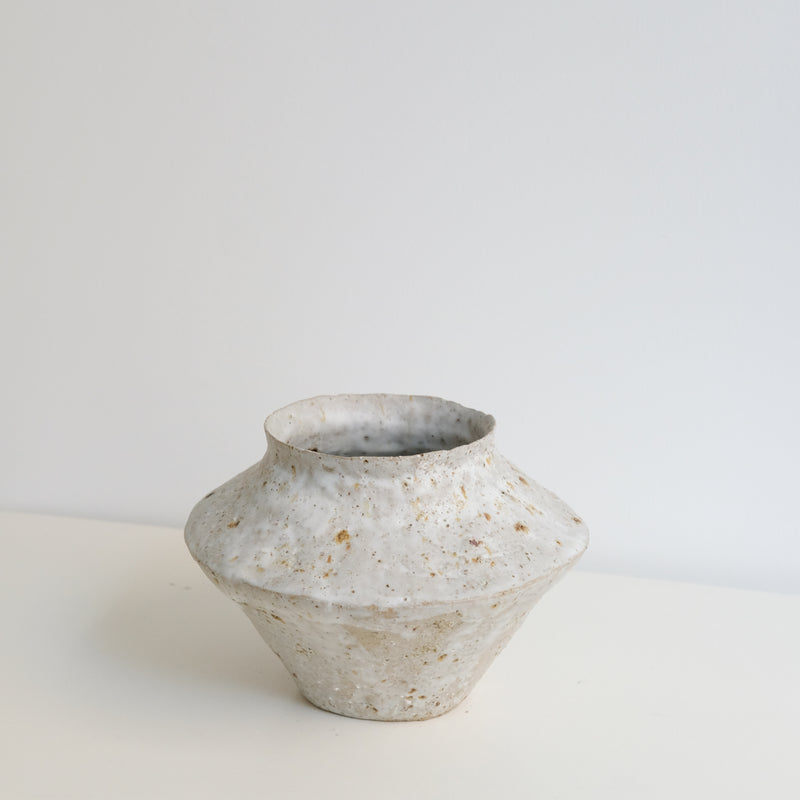 Vase en terre glanée H 14cm - Blanc roux moucheté de Potry chez Brutal Ceramics